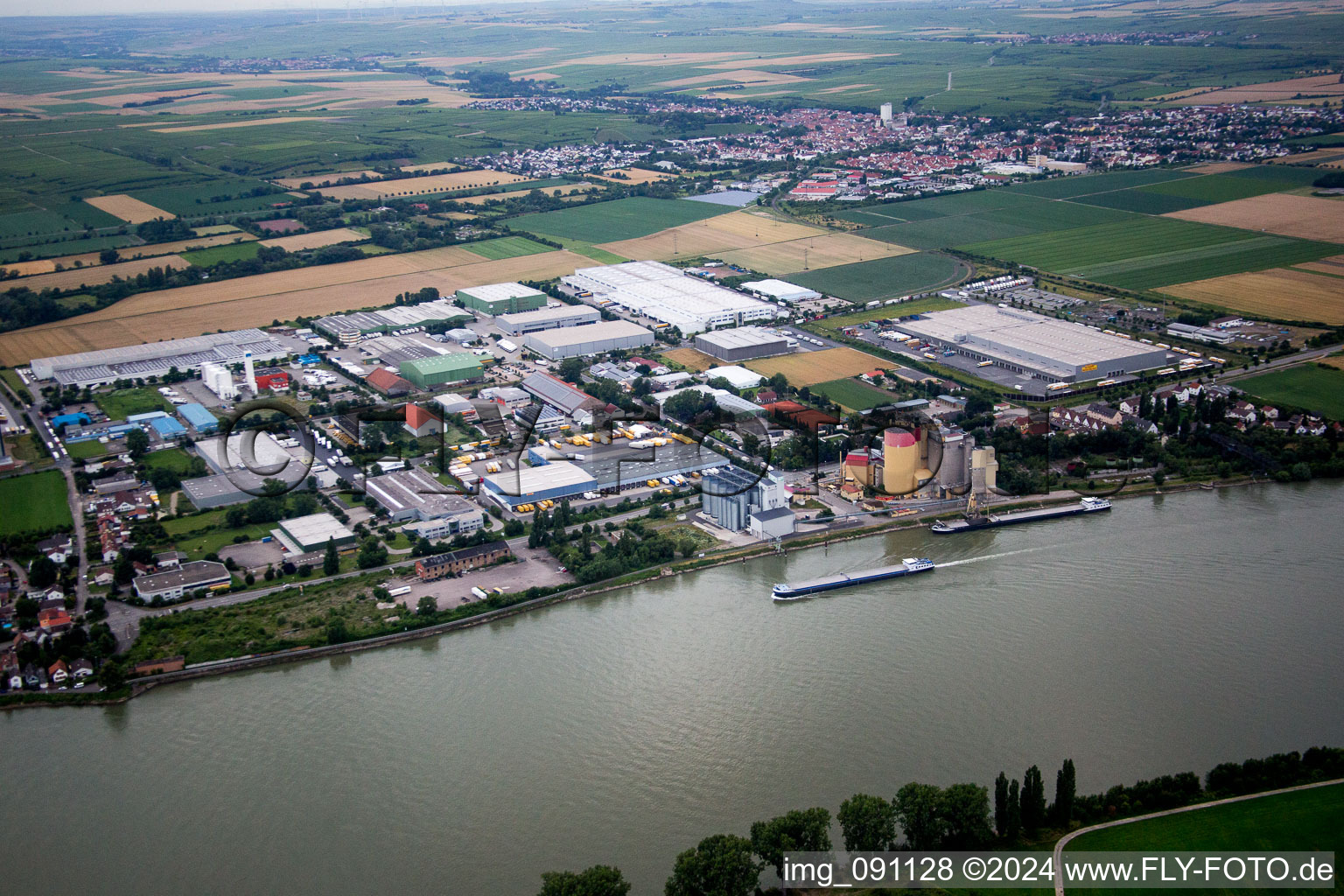 Vue aérienne de Rhein-Dürkheim, zone industrielle du sud à le quartier Rheindürkheim in Worms dans le département Rhénanie-Palatinat, Allemagne