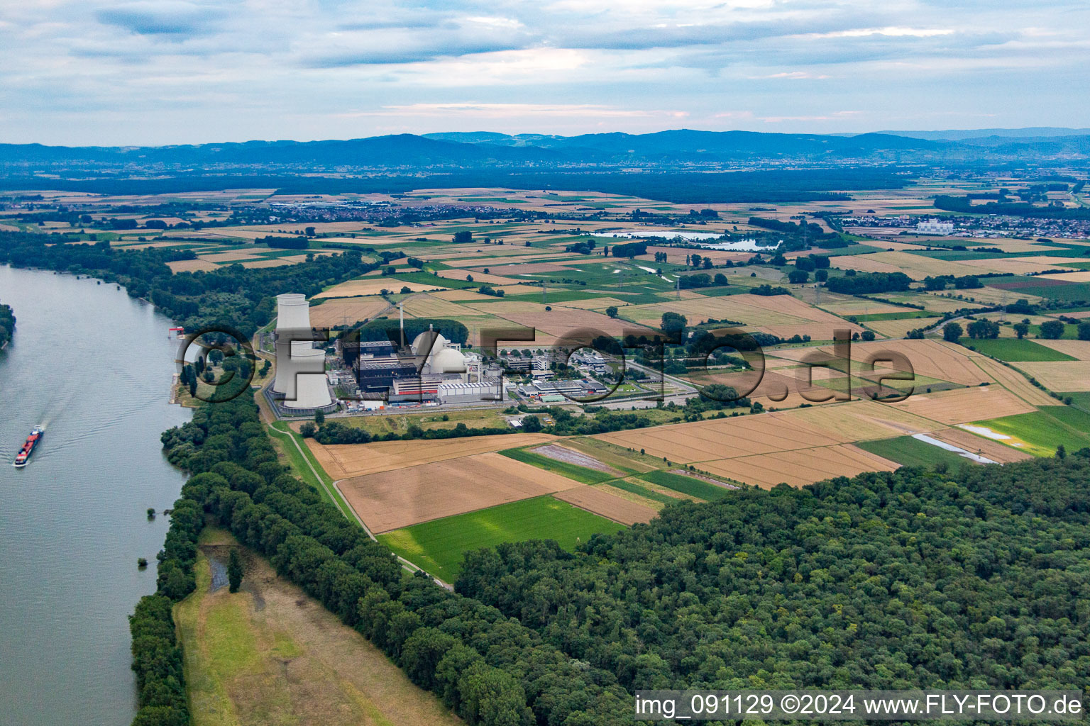 Centrale nucléaire à le quartier Wattenheim in Biblis dans le département Hesse, Allemagne depuis l'avion