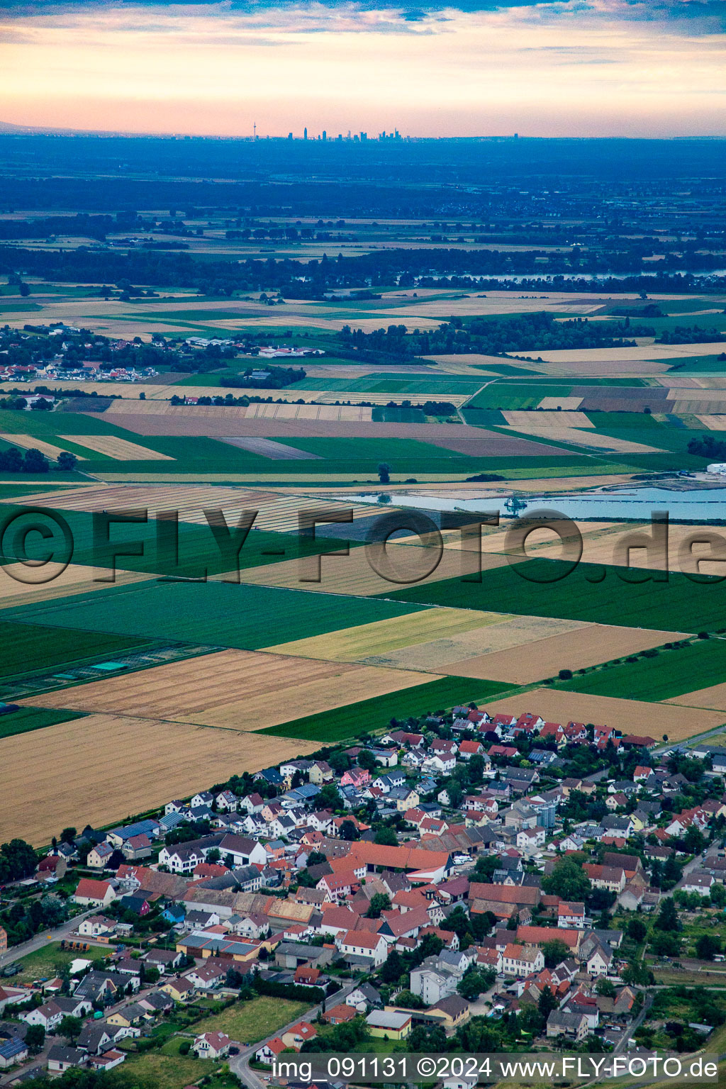 Vue aérienne de Champs devant l'horizon de Francfort-sur-le-Main à l'horizon à le quartier Ibersheim in Worms dans le département Rhénanie-Palatinat, Allemagne