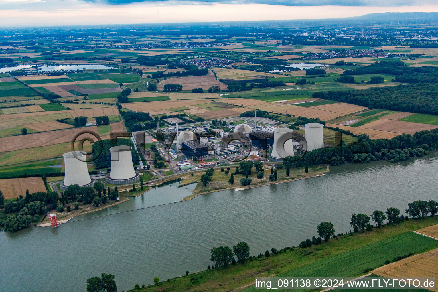 Centrale nucléaire à le quartier Wattenheim in Biblis dans le département Hesse, Allemagne vue du ciel