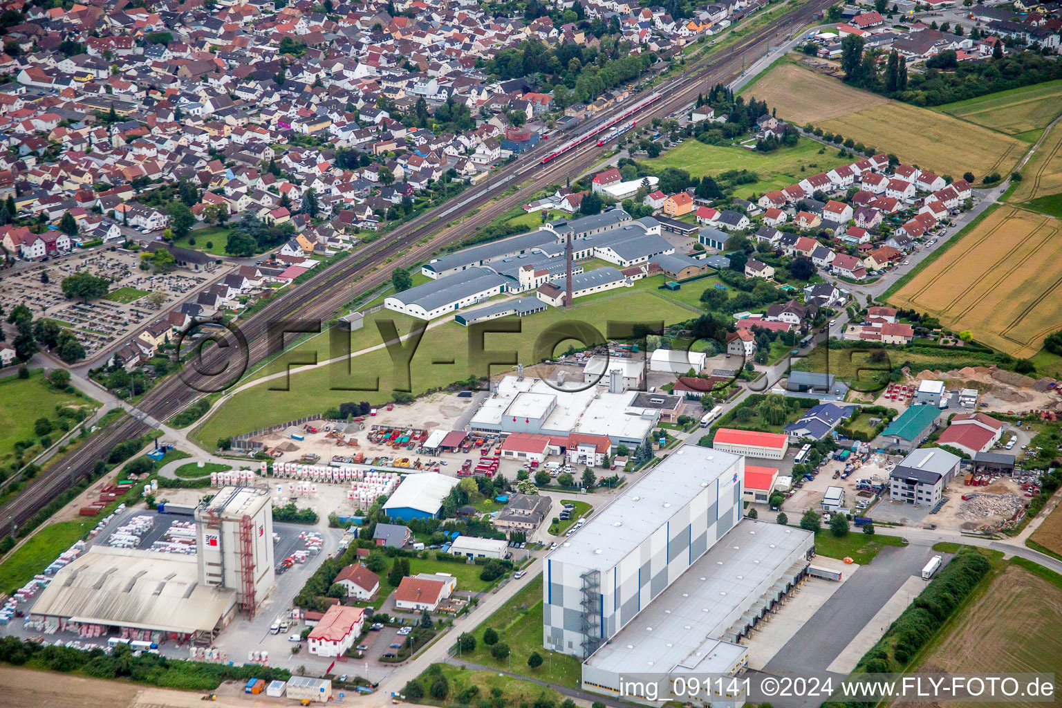 Vue aérienne de Biblis, zone commerciale Am Kreuz avec usine de concombres à Groß-Rohrheim dans le département Hesse, Allemagne