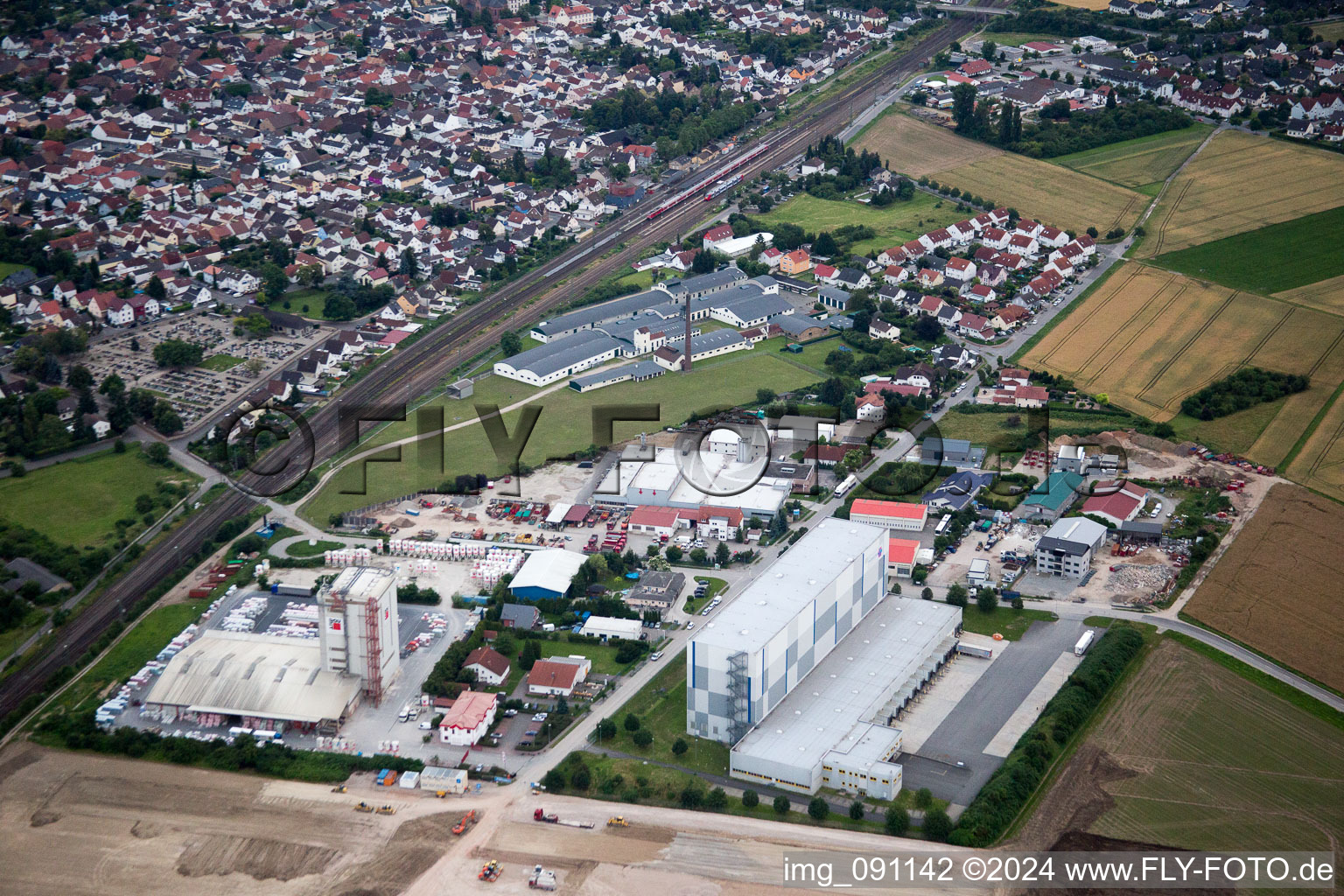 Vue aérienne de Biblis, zone commerciale Am Kreuz à Groß-Rohrheim dans le département Hesse, Allemagne