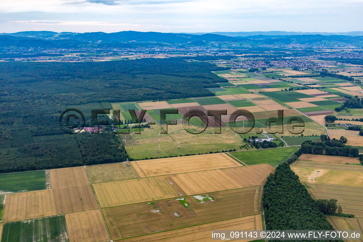 Vue aérienne de Antennes à Biblis dans le département Hesse, Allemagne