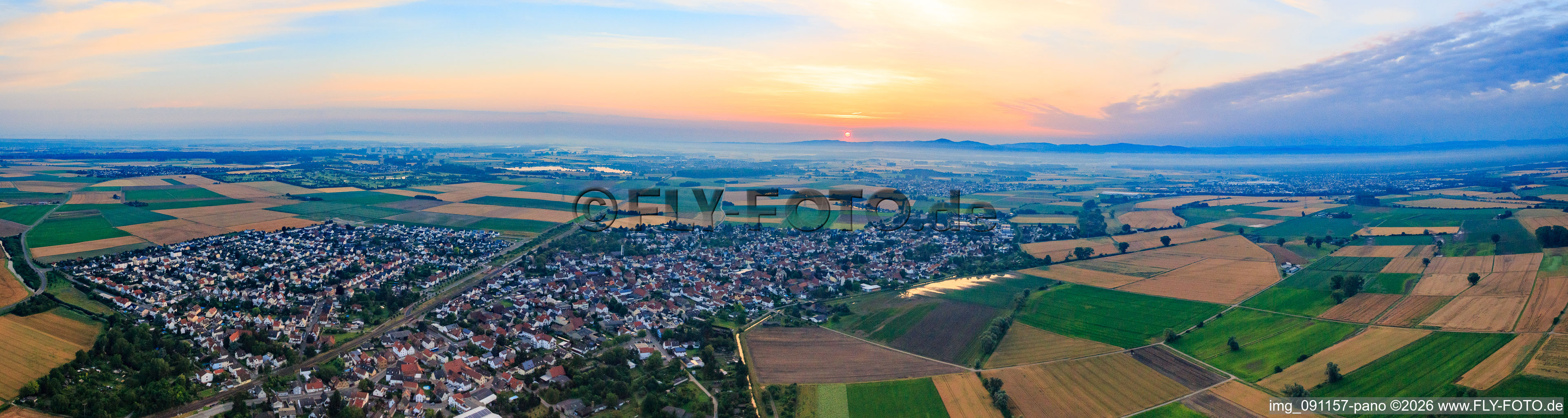 Vue aérienne de Lever du soleil sur l'Odenwald depuis l'est à le quartier Hofheim in Lampertheim dans le département Hesse, Allemagne