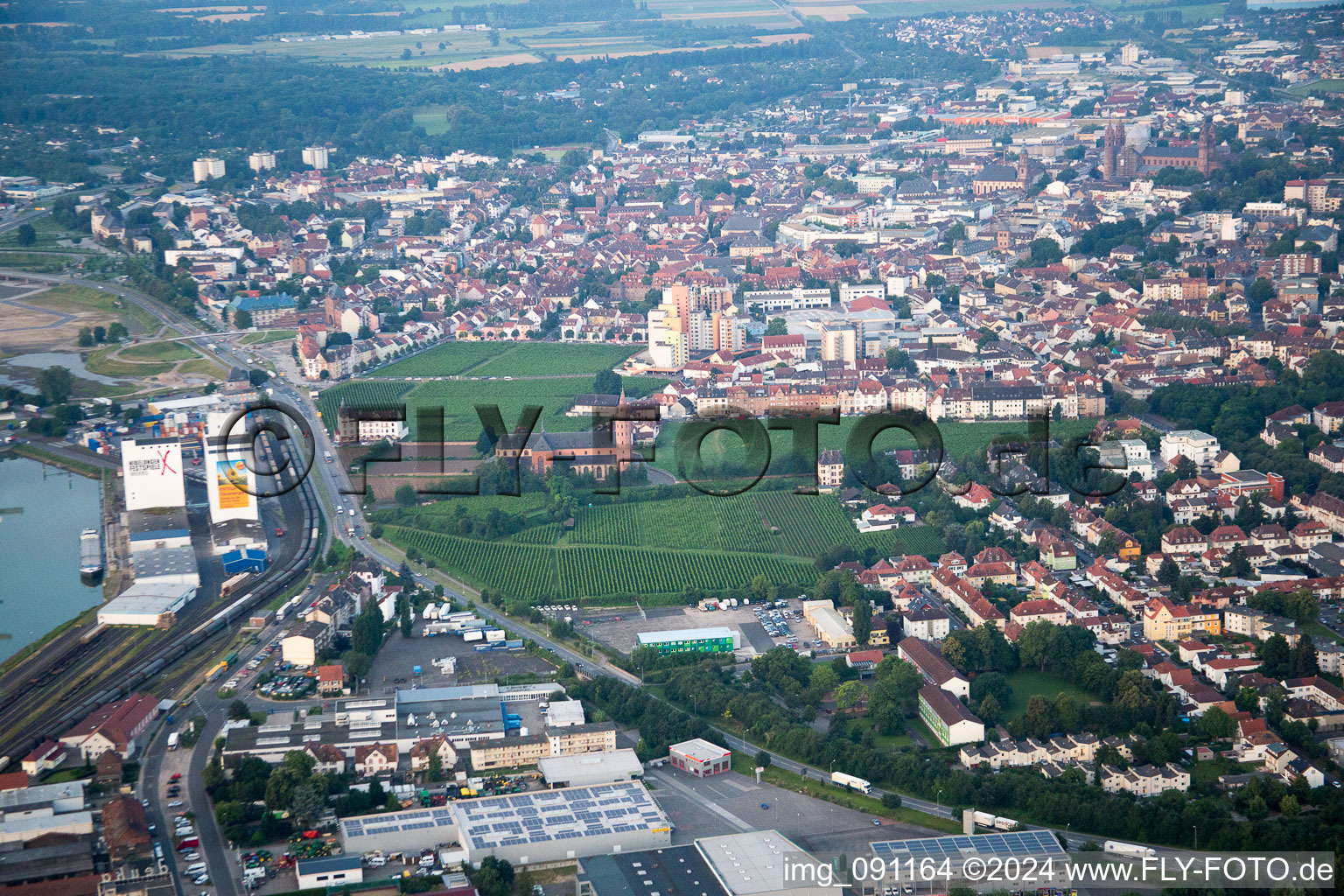 Vue aérienne de Liebfrauenkirche et monastère à Worms dans le département Rhénanie-Palatinat, Allemagne