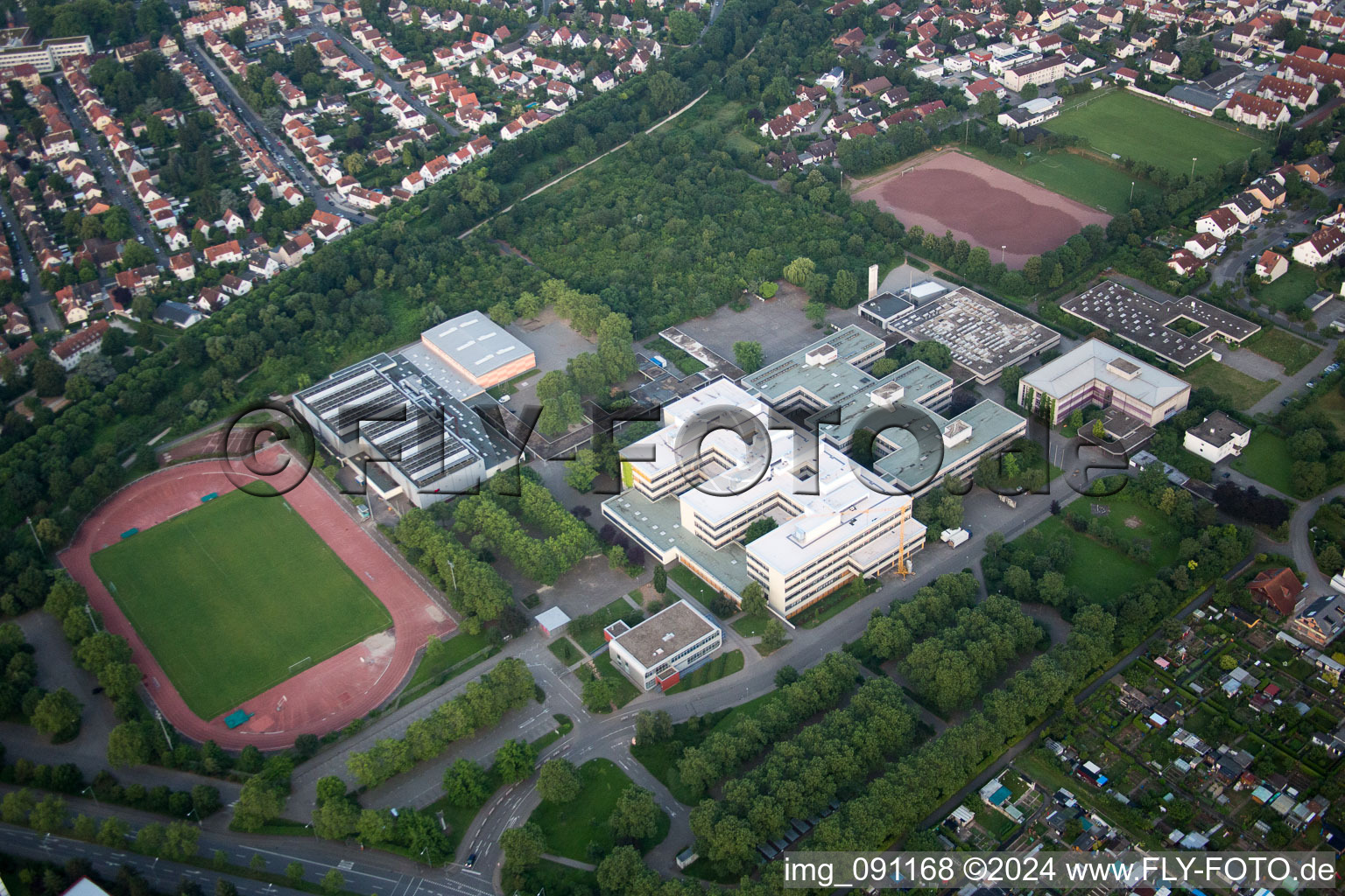 Vue aérienne de École Kar-Hoffmann à le quartier Neuhausen in Worms dans le département Rhénanie-Palatinat, Allemagne