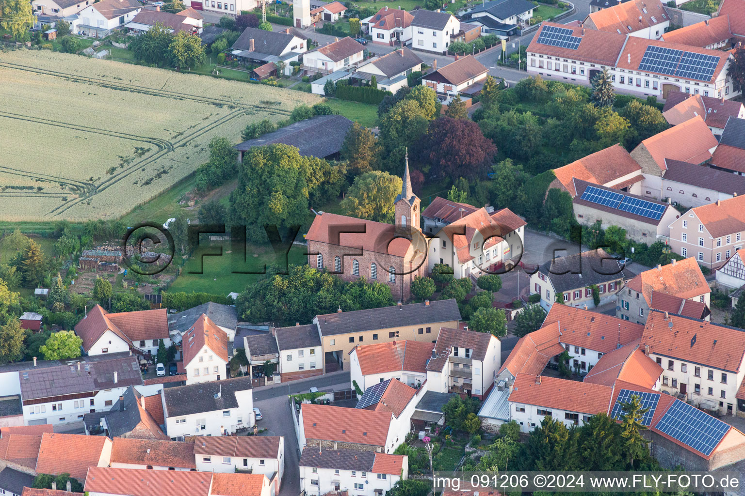 Vue aérienne de Bâtiment d'église au centre du village à Lautersheim dans le département Rhénanie-Palatinat, Allemagne