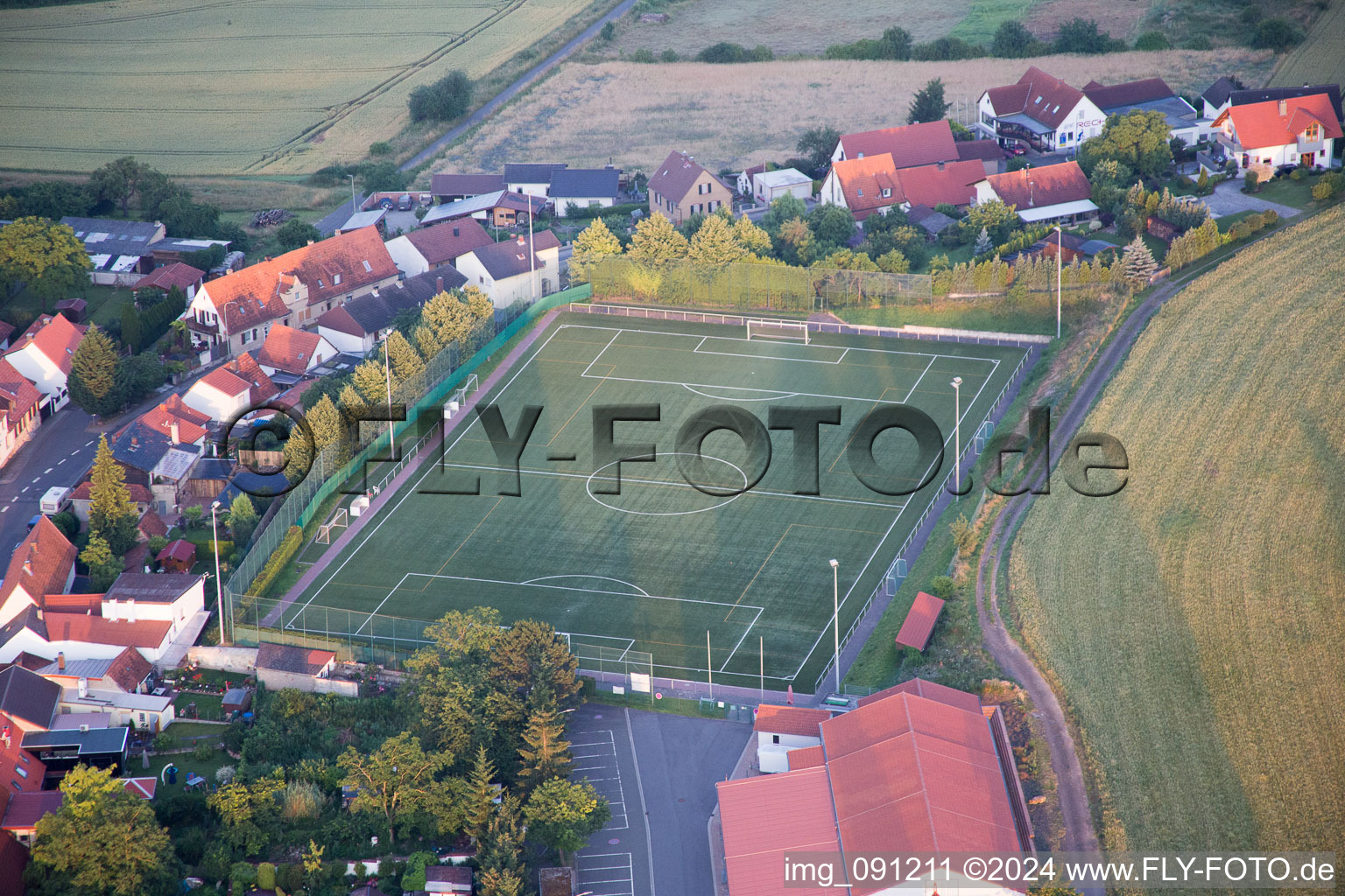 Vue aérienne de Terrain de sport à Kerzenheim dans le département Rhénanie-Palatinat, Allemagne