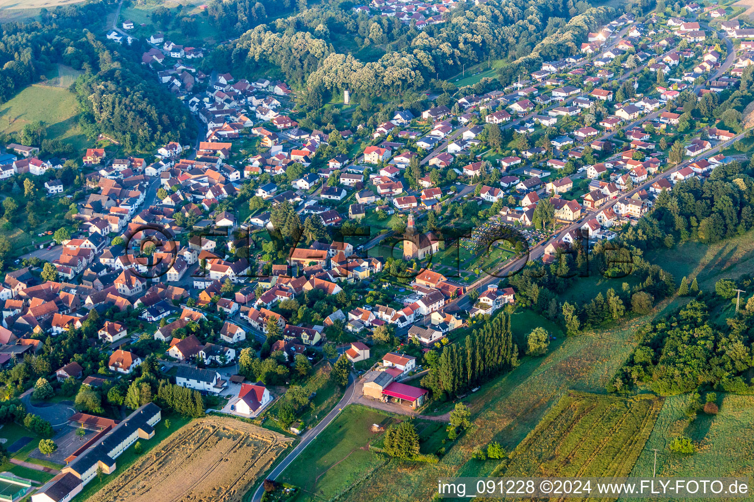 Vue aérienne de Champs agricoles et surfaces utilisables à Sippersfeld dans le département Rhénanie-Palatinat, Allemagne