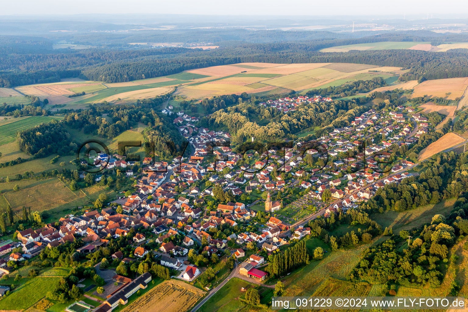 Vue aérienne de Champs agricoles et surfaces utilisables à Sippersfeld dans le département Rhénanie-Palatinat, Allemagne
