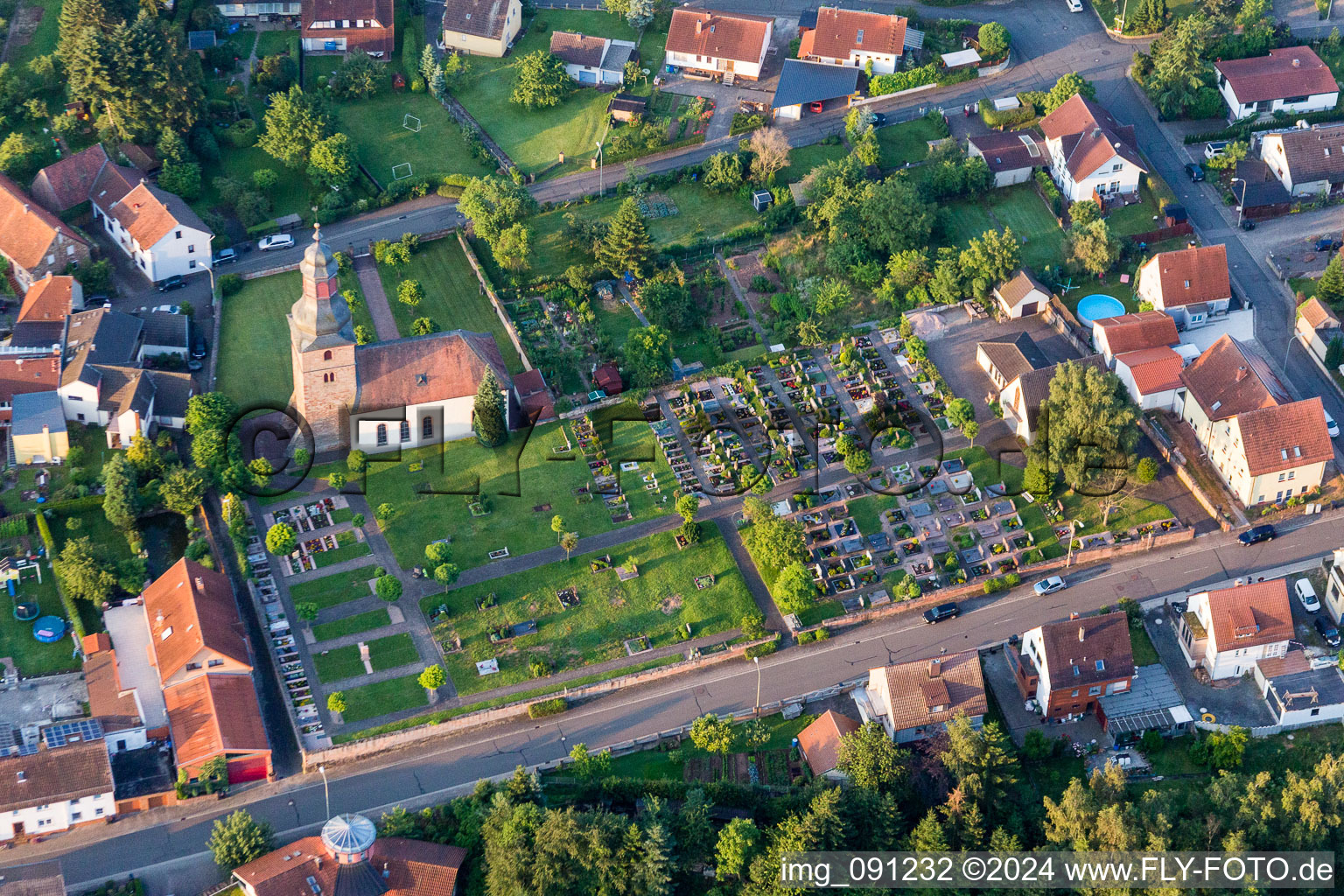 Vue aérienne de Cimetière près de l'église à Sippersfeld dans le département Rhénanie-Palatinat, Allemagne