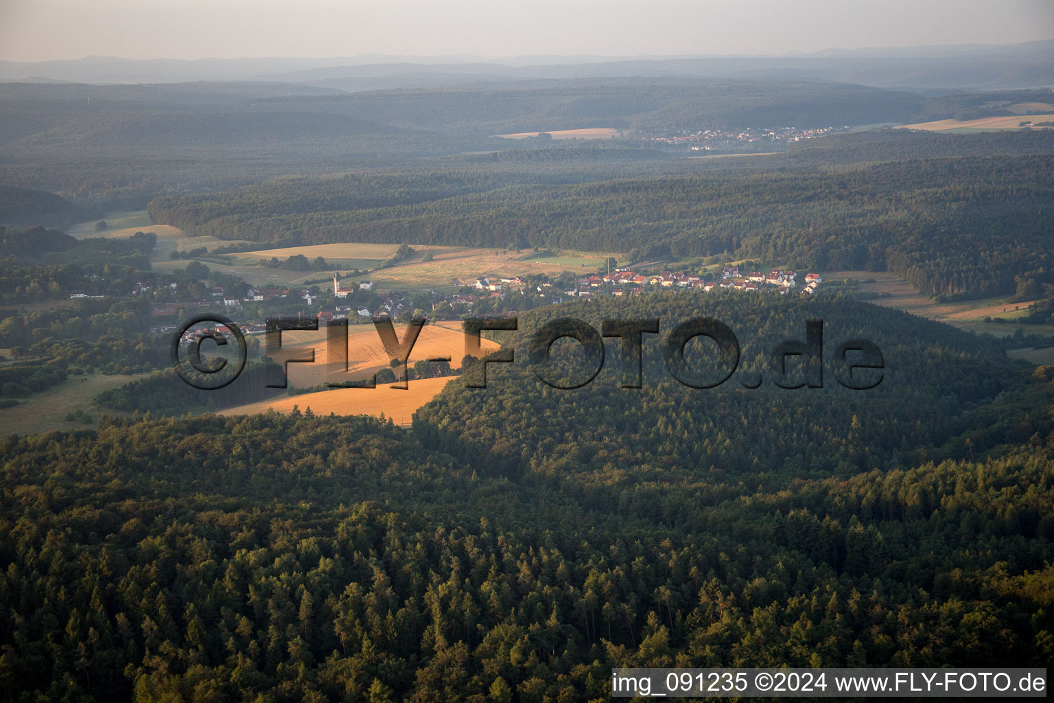 Vue aérienne de Neuhemsbach dans le département Rhénanie-Palatinat, Allemagne