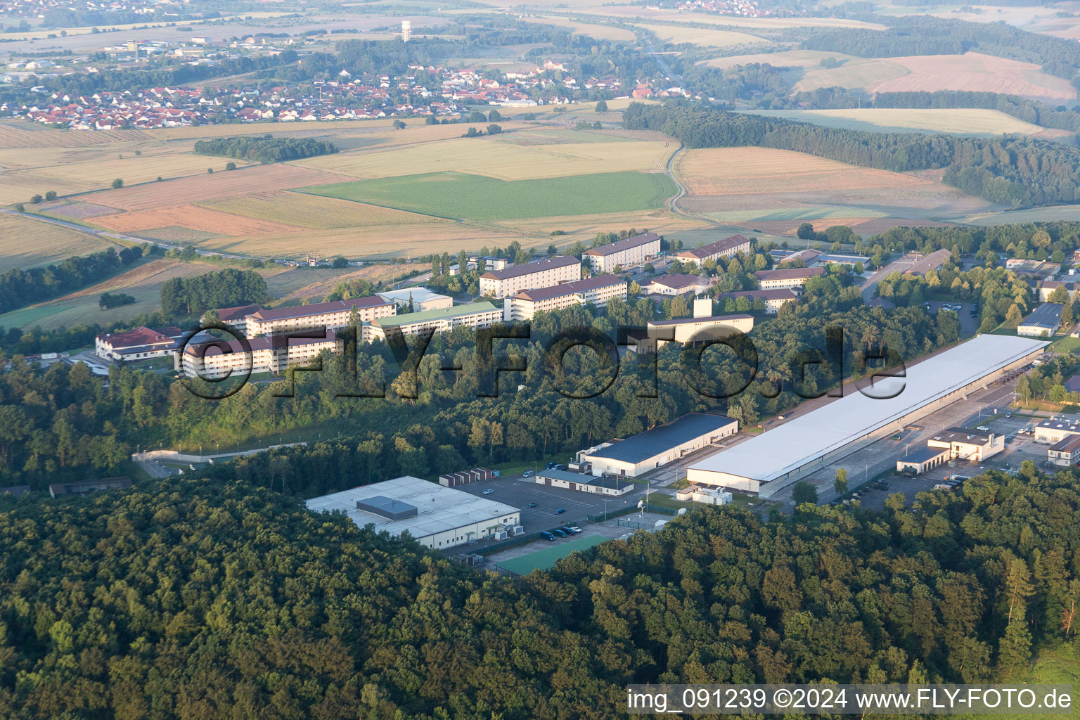 Vue aérienne de Centre logistique et entrepôt de la zone d'entraînement militaire du quartier général de l'AFN Europe Sembach à Wartenberg-Rohrbach dans le département Rhénanie-Palatinat, Allemagne