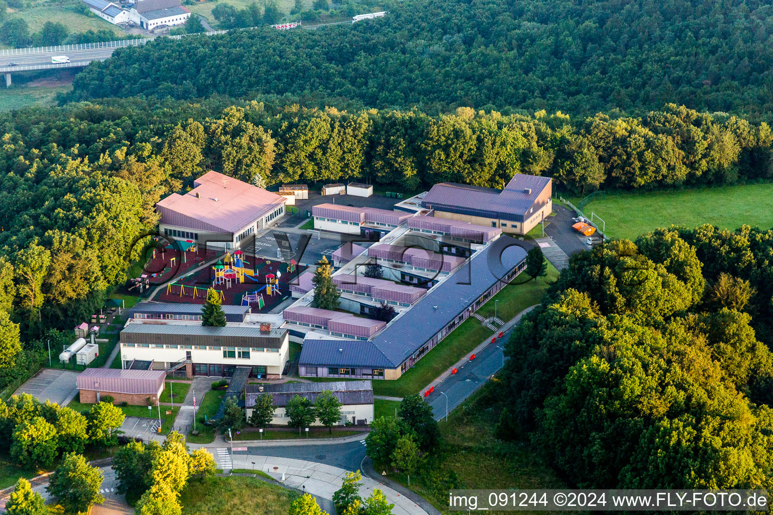 Vue aérienne de Caserne militaire américaine Quartier général de Sembach et AFN Europe à Sembach à le quartier Münchweiler in Münchweiler an der Alsenz dans le département Rhénanie-Palatinat, Allemagne