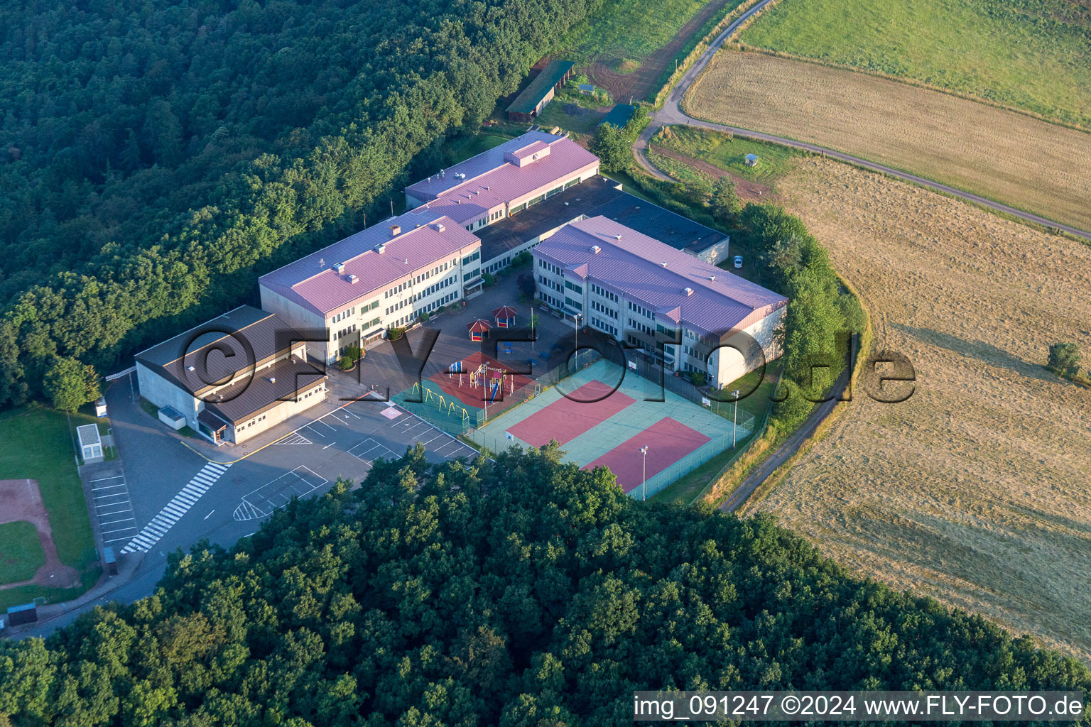 Photographie aérienne de Caserne militaire américaine Quartier général de Sembach et AFN Europe à Sembach à le quartier Münchweiler in Münchweiler an der Alsenz dans le département Rhénanie-Palatinat, Allemagne