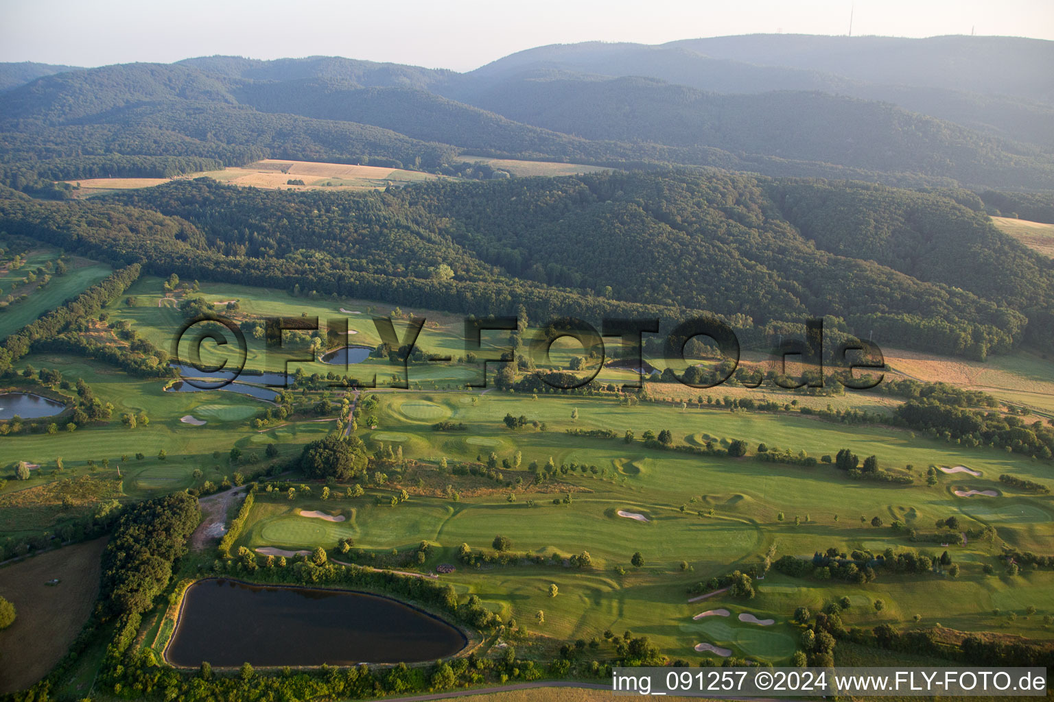 Golf à Börrstadt dans le département Rhénanie-Palatinat, Allemagne depuis l'avion