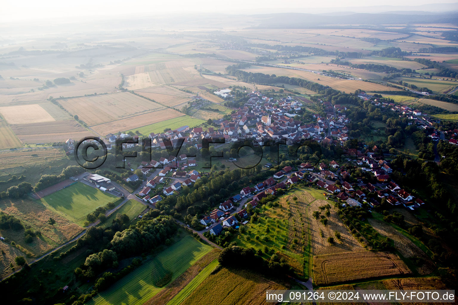 Vue aérienne de Steinbach am Donnersberg dans le département Rhénanie-Palatinat, Allemagne