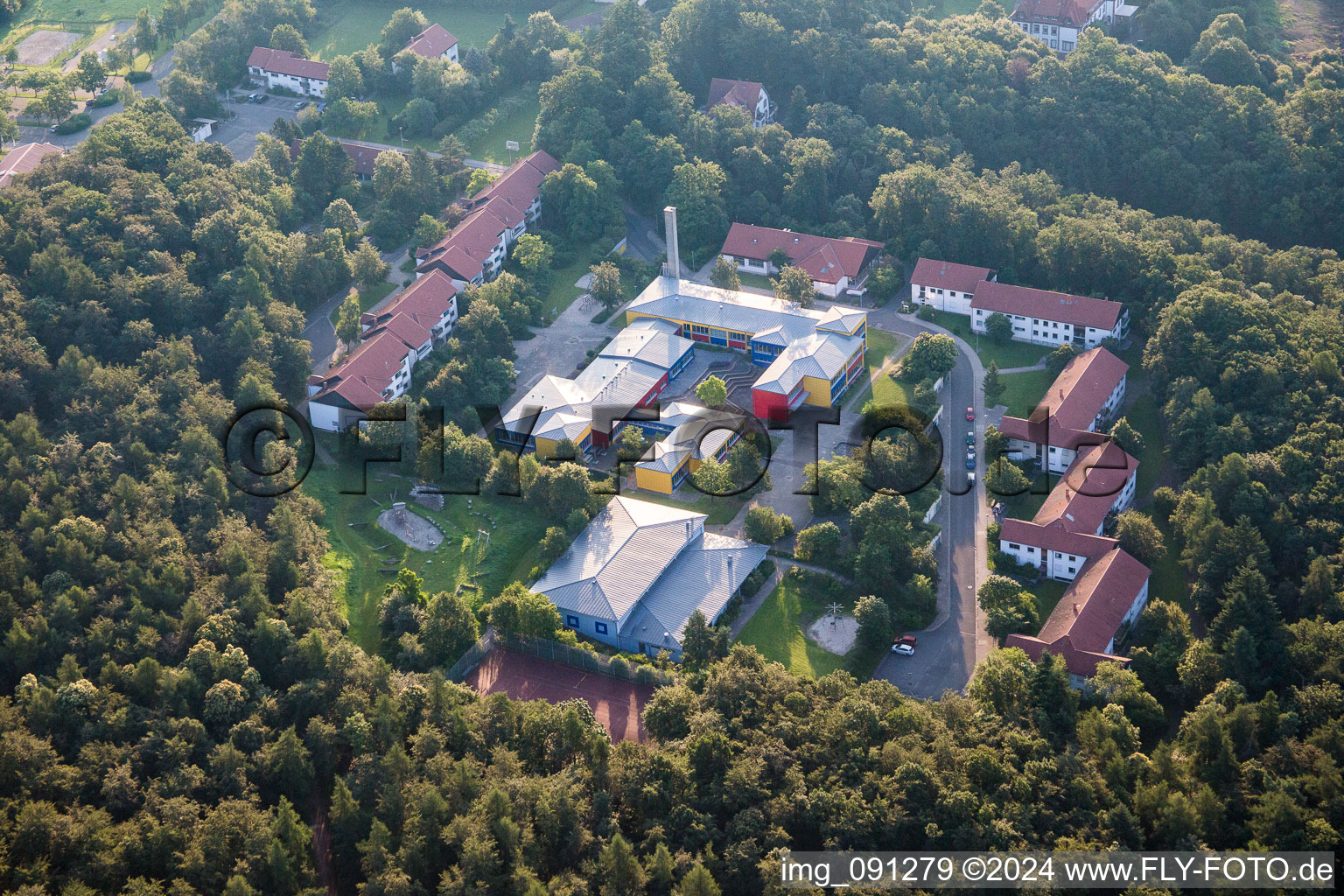 Vue aérienne de L'éducation curative de Schillerhain, un établissement géré par l'internat Evangelische Heimstiftung Pfalz (aide à la jeunesse) avec école. Au-dessus du milieu se trouve la « Haus Michel » appartenant à la Heimstiftung. En haut à droite se trouve l'ancienne maison de repos BASF à Kirchheimbolanden dans le département Rhénanie-Palatinat, Allemagne