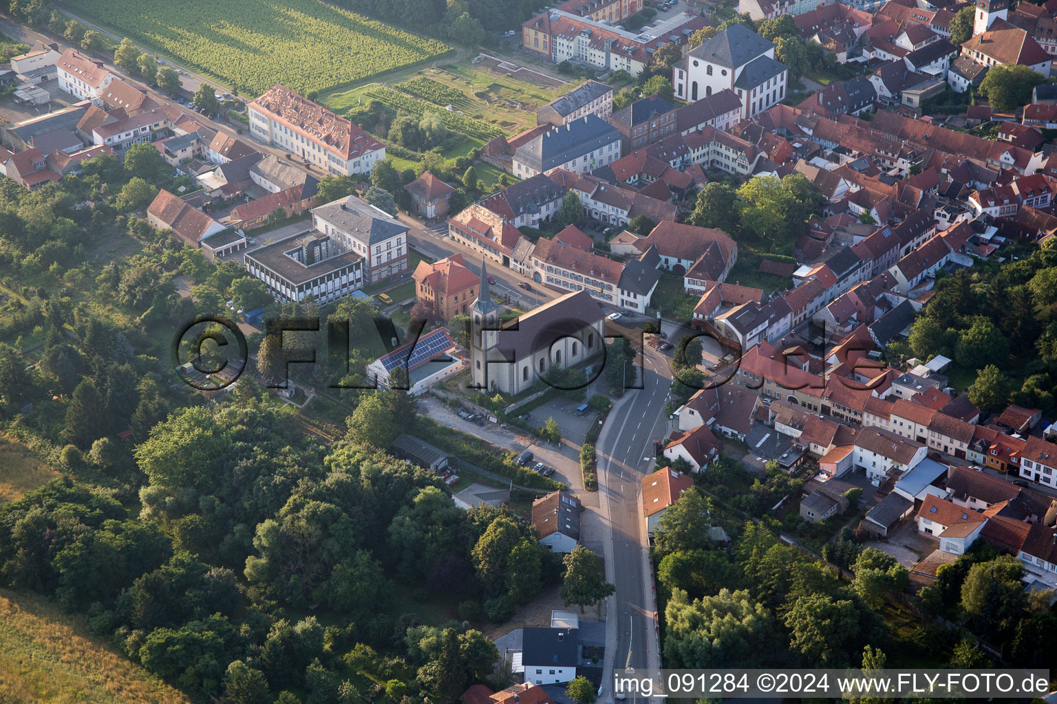 Vue aérienne de Bâtiment de l'église Sainte-Anne dans le vieux centre-ville du centre-ville à Kirchheimbolanden dans le département Rhénanie-Palatinat, Allemagne