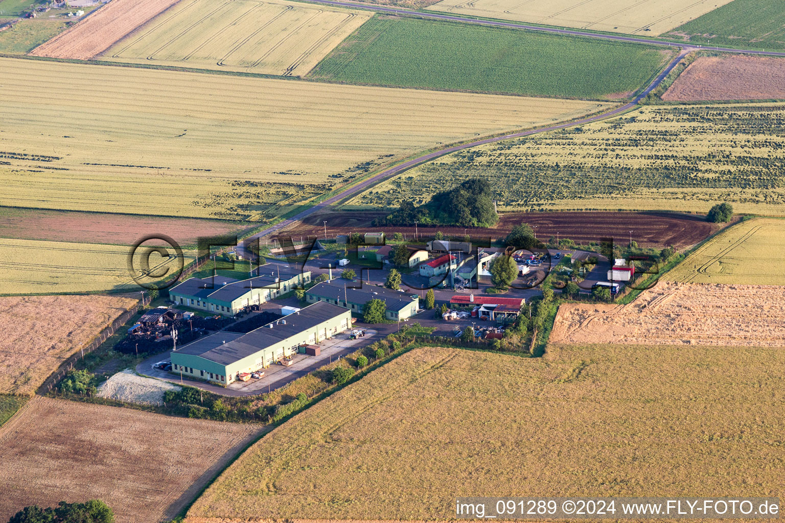 Vue aérienne de Propriété d'une ferme en bordure de champs cultivés à Orbis dans le département Rhénanie-Palatinat, Allemagne