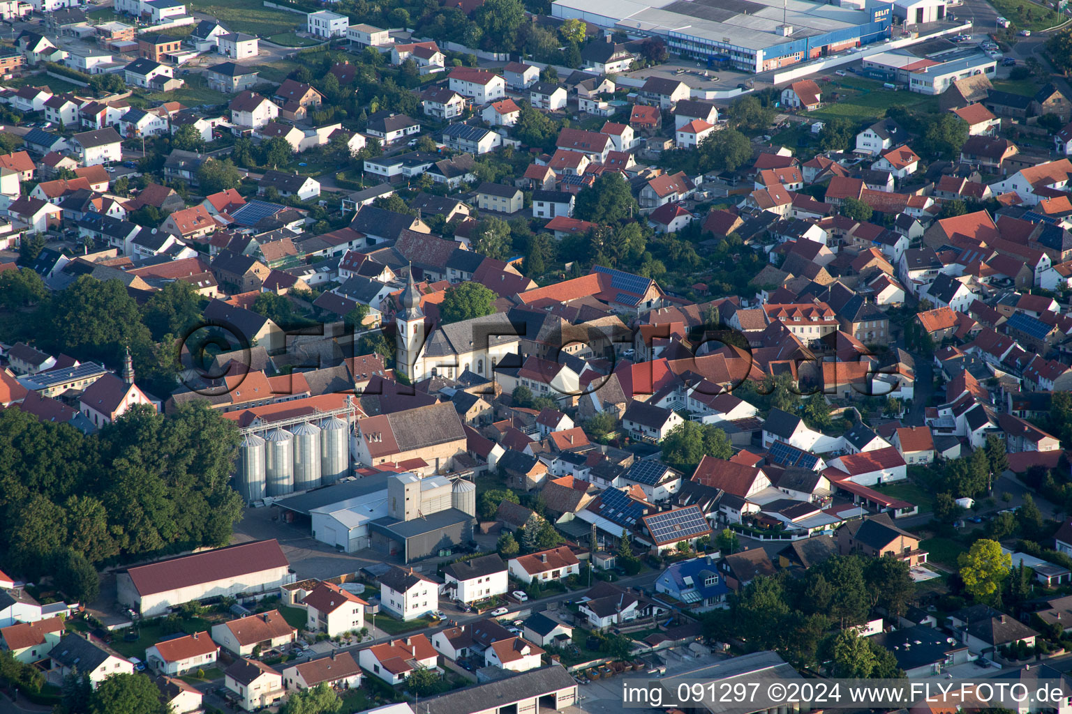 Vue aérienne de Marché à Erbes-Büdesheim dans le département Rhénanie-Palatinat, Allemagne