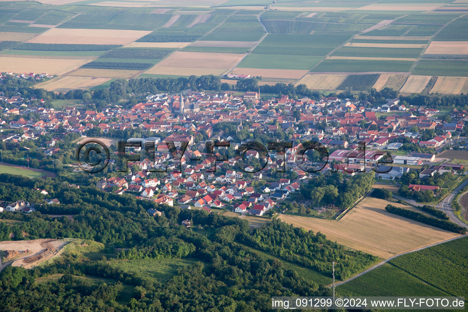 Vue aérienne de Champs agricoles et surfaces utilisables à le quartier Uffhofen in Flonheim dans le département Rhénanie-Palatinat, Allemagne