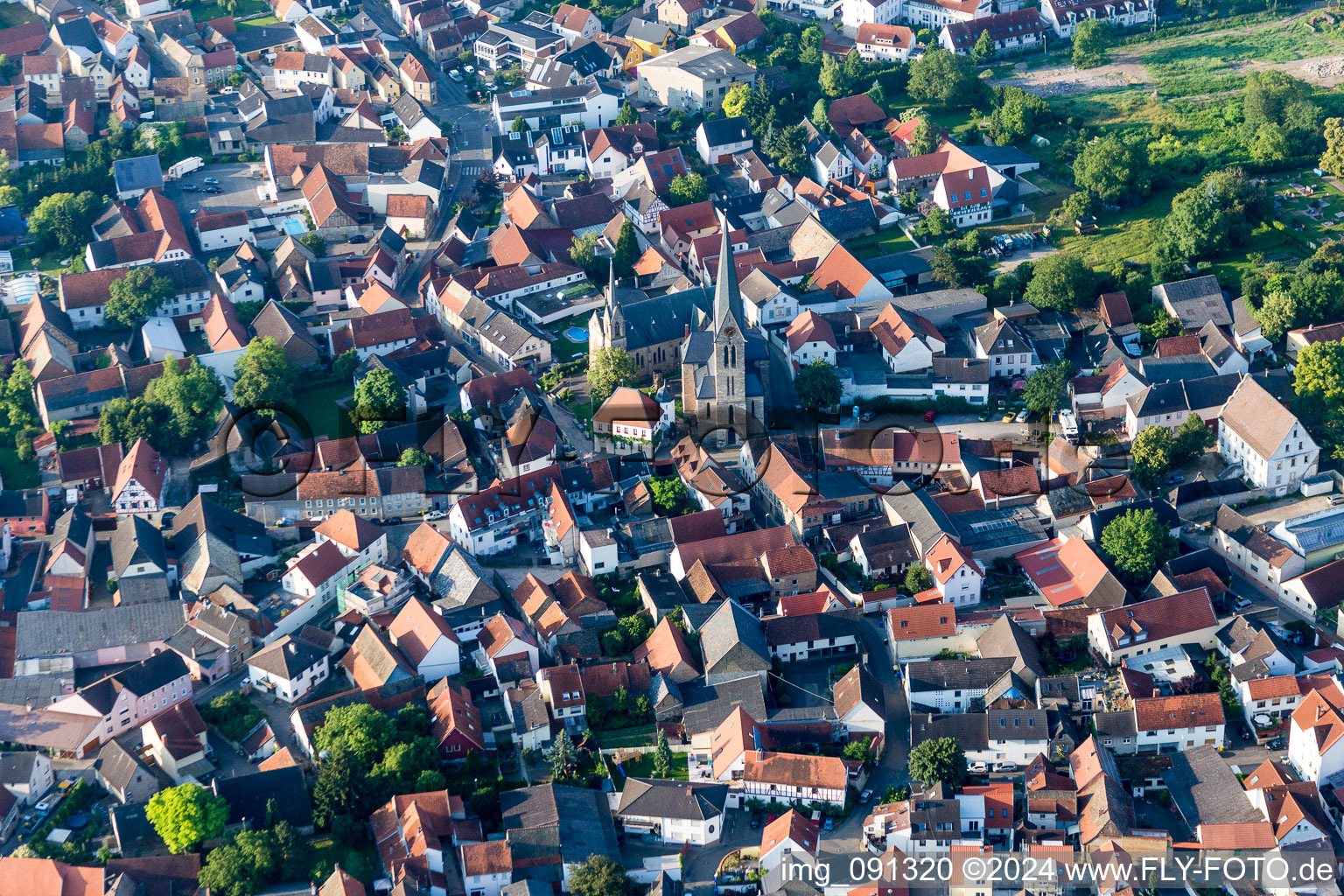 Vue aérienne de Bâtiment d'église au centre du village à le quartier Nieder-Saulheim in Saulheim dans le département Rhénanie-Palatinat, Allemagne