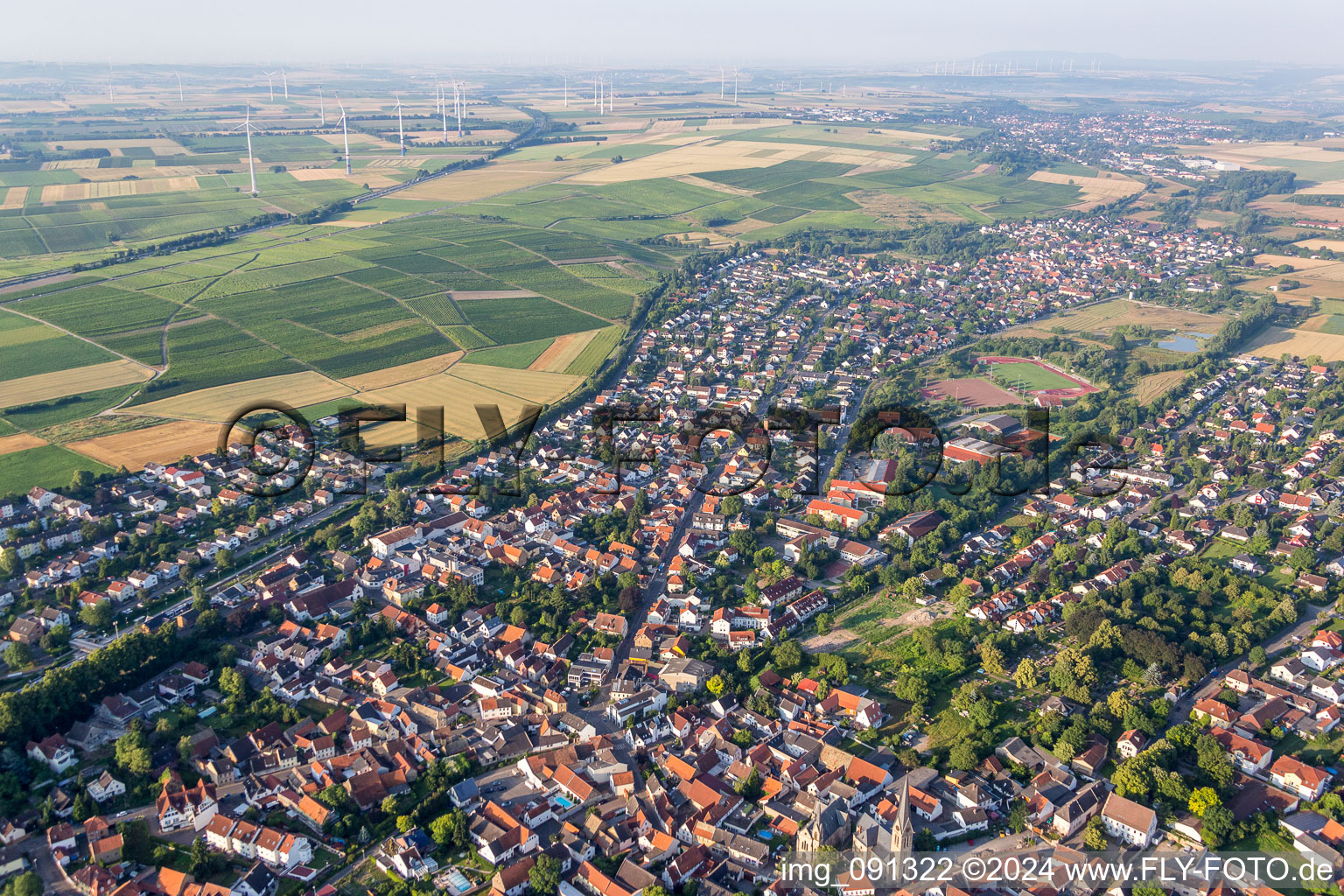 Vue aérienne de Vue des rues et des maisons des quartiers résidentiels à le quartier Nieder-Saulheim in Saulheim dans le département Rhénanie-Palatinat, Allemagne