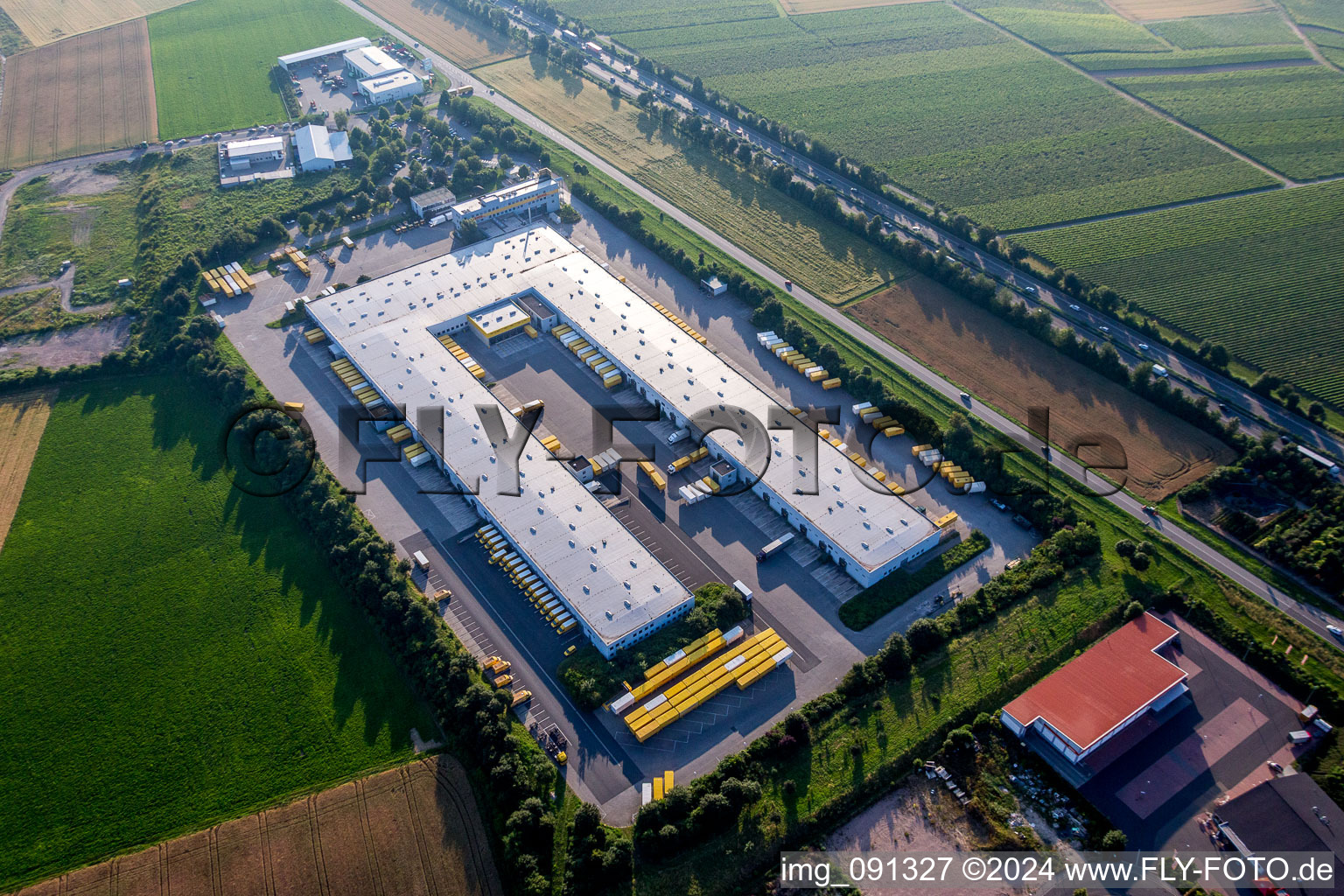 Vue aérienne de Complexe immobilier et terrain du centre logistique DHL à le quartier Nieder-Saulheim in Saulheim dans le département Rhénanie-Palatinat, Allemagne