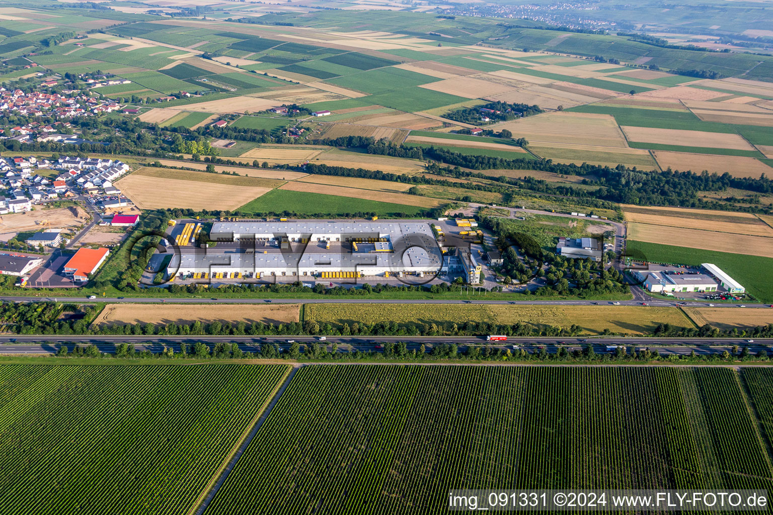 Vue aérienne de Complexe immobilier et terrain du centre logistique DHL à le quartier Nieder-Saulheim in Saulheim dans le département Rhénanie-Palatinat, Allemagne