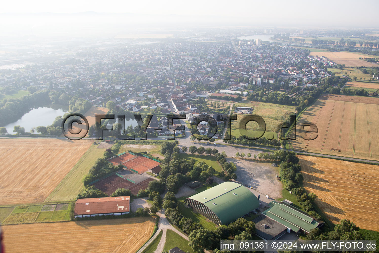 Biebesheim am Rhein dans le département Hesse, Allemagne vue d'en haut