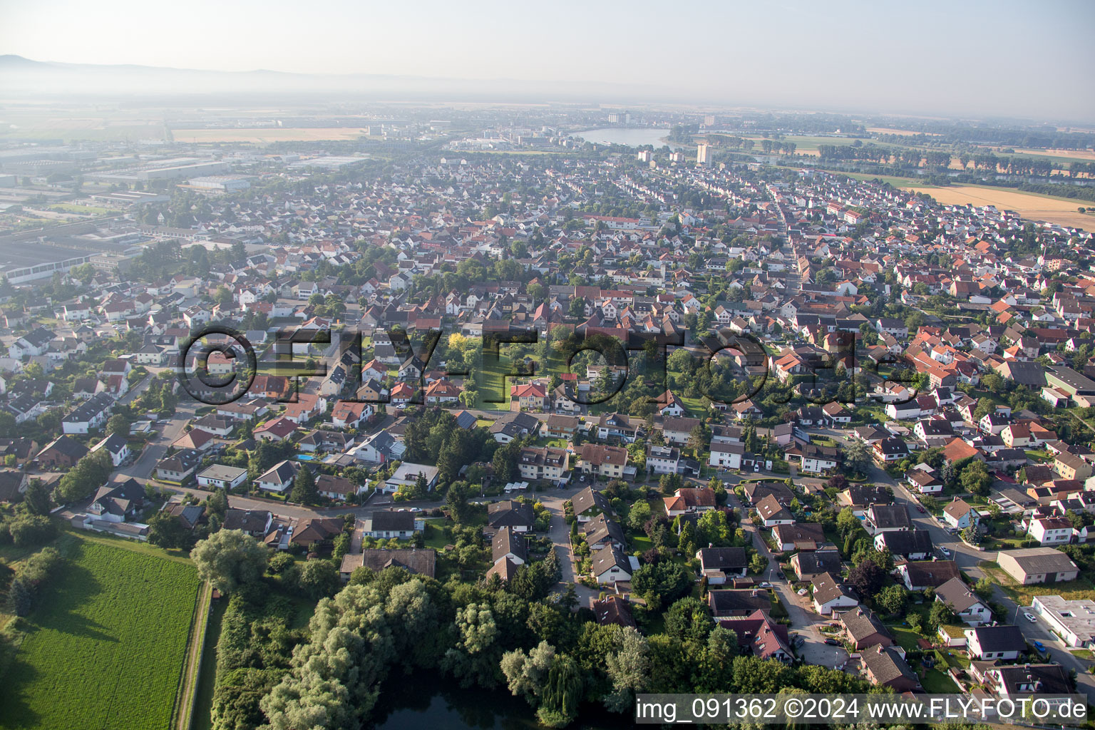 Biebesheim am Rhein dans le département Hesse, Allemagne depuis l'avion