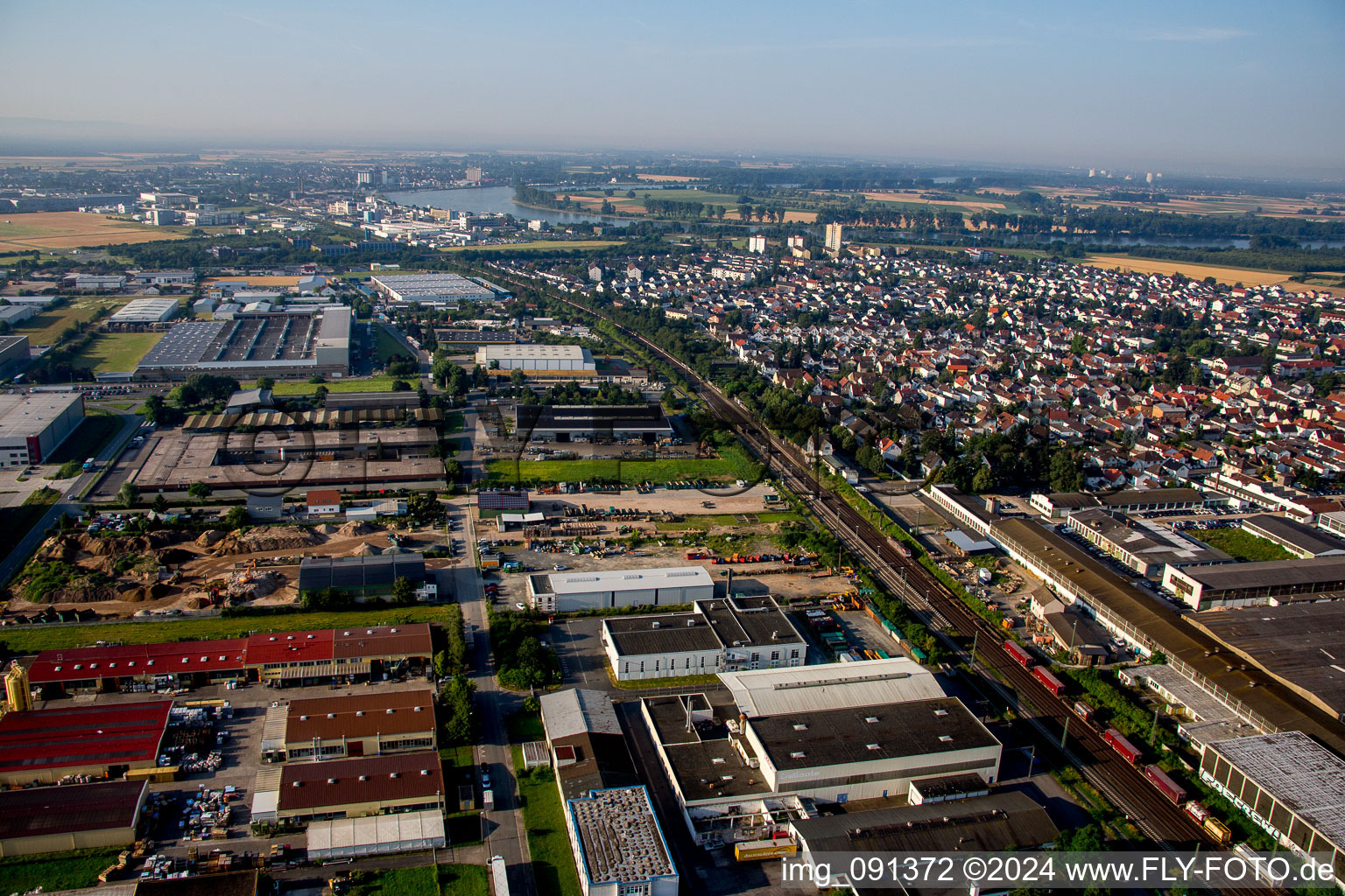 Vue aérienne de Biebesheim am Rhein dans le département Hesse, Allemagne