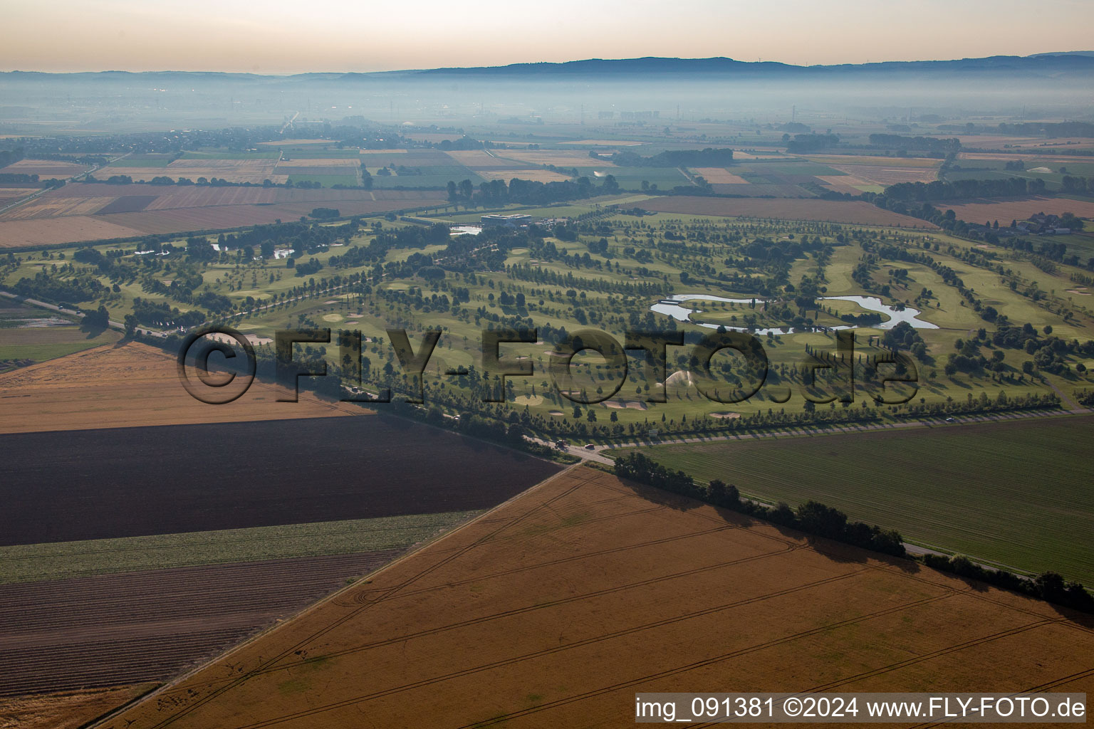 Vue aérienne de Domaine de golf Gernsheim - Hof Gräbenbruch à le quartier Allmendfeld in Gernsheim dans le département Hesse, Allemagne