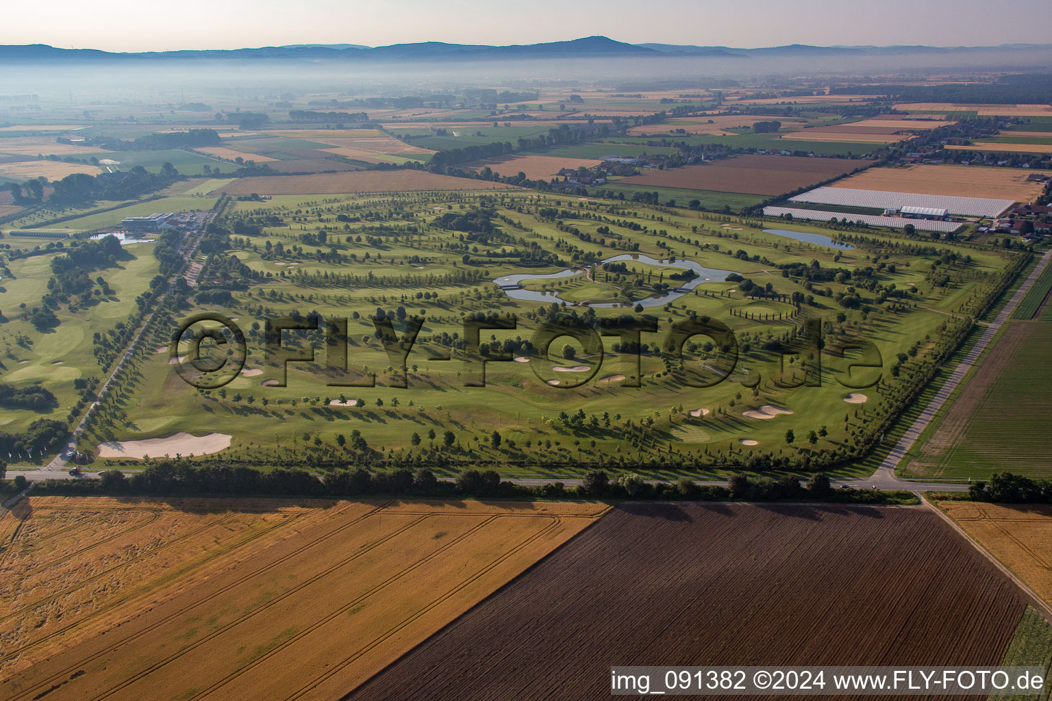 Vue aérienne de Domaine de golf Gernsheim - Hof Gräbenbruch à le quartier Allmendfeld in Gernsheim dans le département Hesse, Allemagne