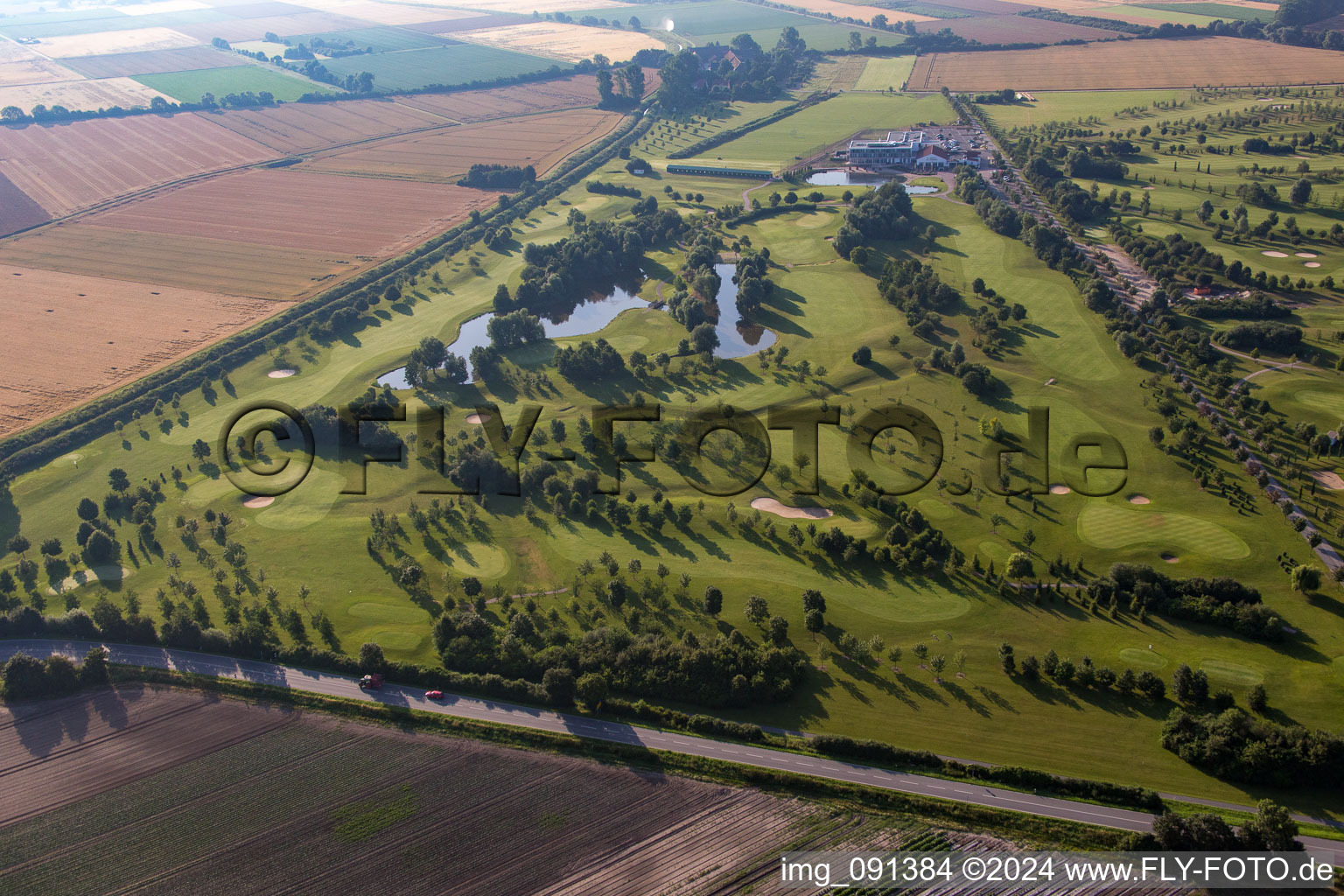 Vue oblique de Domaine de golf Gernsheim - Hof Gräbenbruch à le quartier Allmendfeld in Gernsheim dans le département Hesse, Allemagne