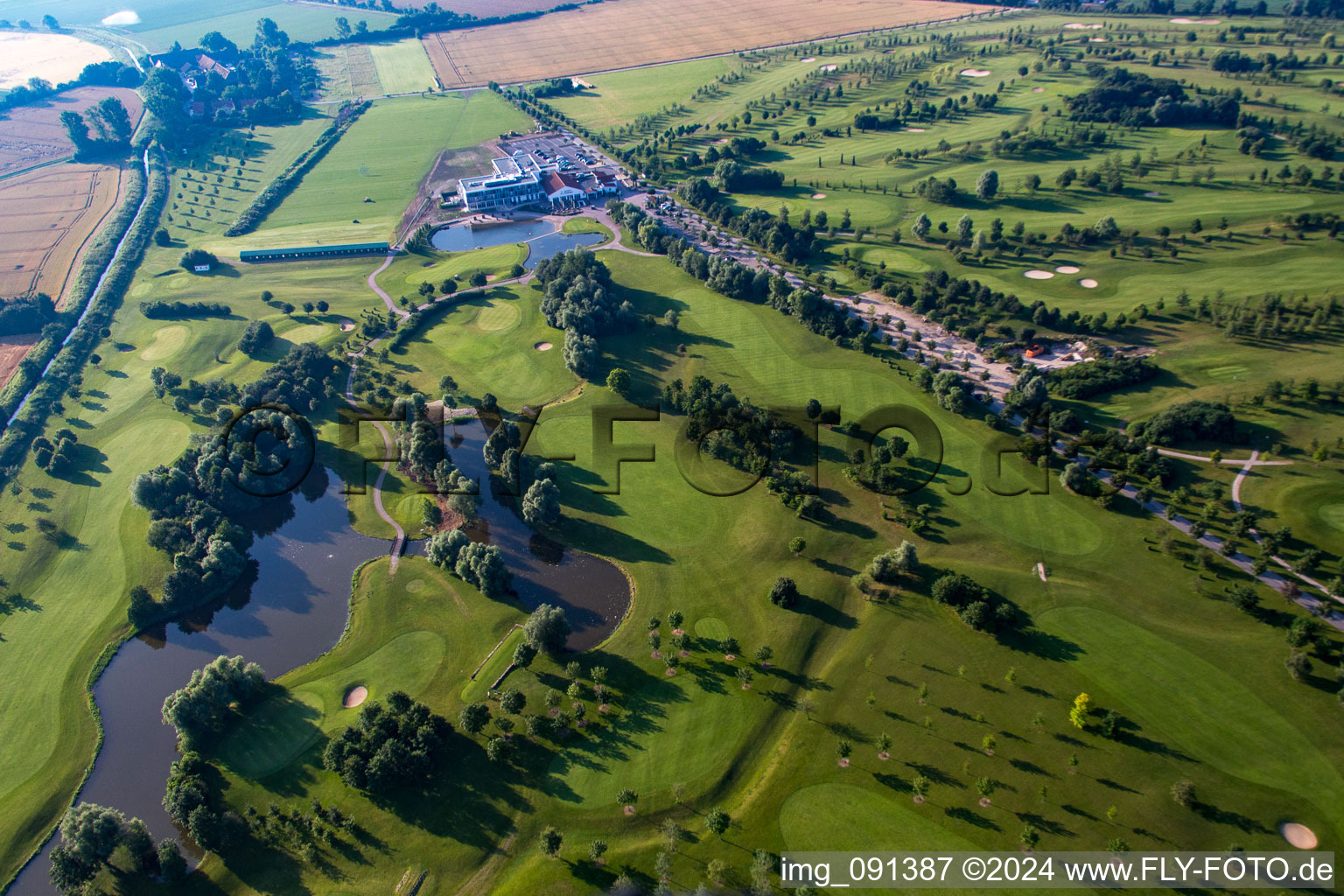 Domaine de golf Gernsheim - Hof Gräbenbruch à le quartier Allmendfeld in Gernsheim dans le département Hesse, Allemagne vue d'en haut