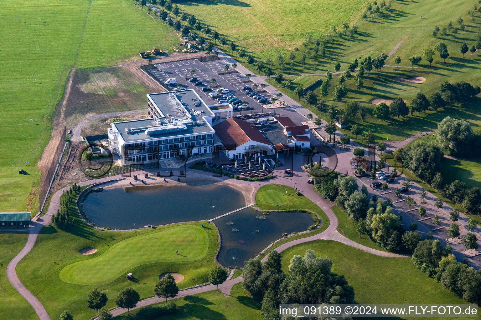 Vue d'oiseau de Domaine de golf Gernsheim - Hof Gräbenbruch à le quartier Allmendfeld in Gernsheim dans le département Hesse, Allemagne