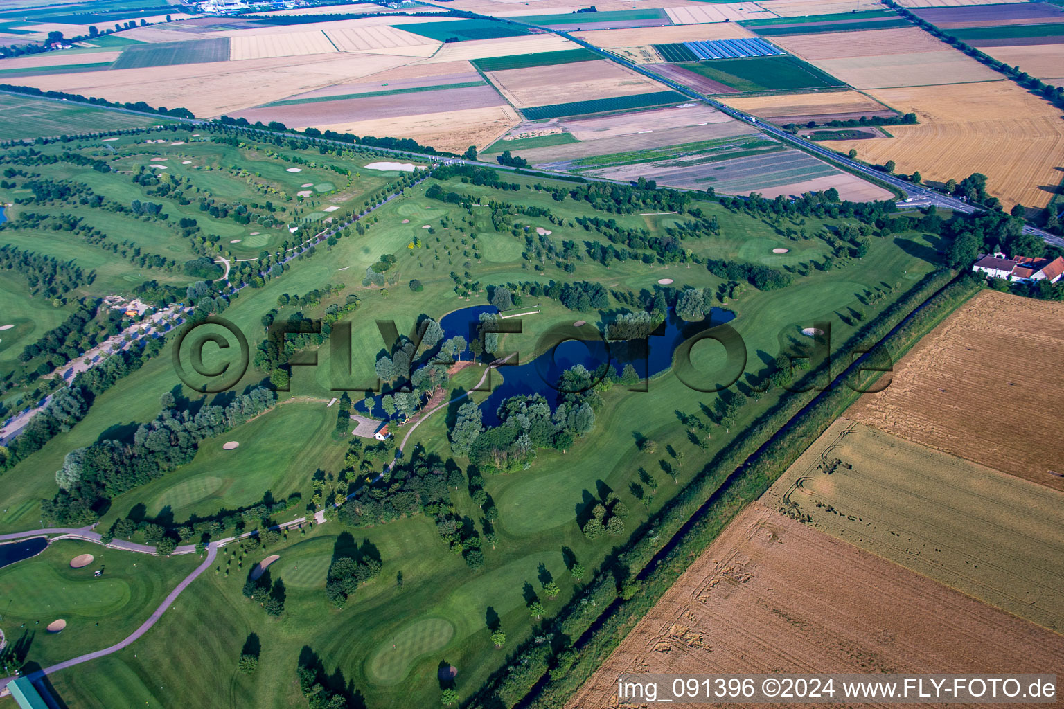 Vue aérienne de Allmendfeld, Gernsheim Golf Resort - Hof Gräbenbruch à le quartier Crumstadt in Riedstadt dans le département Hesse, Allemagne