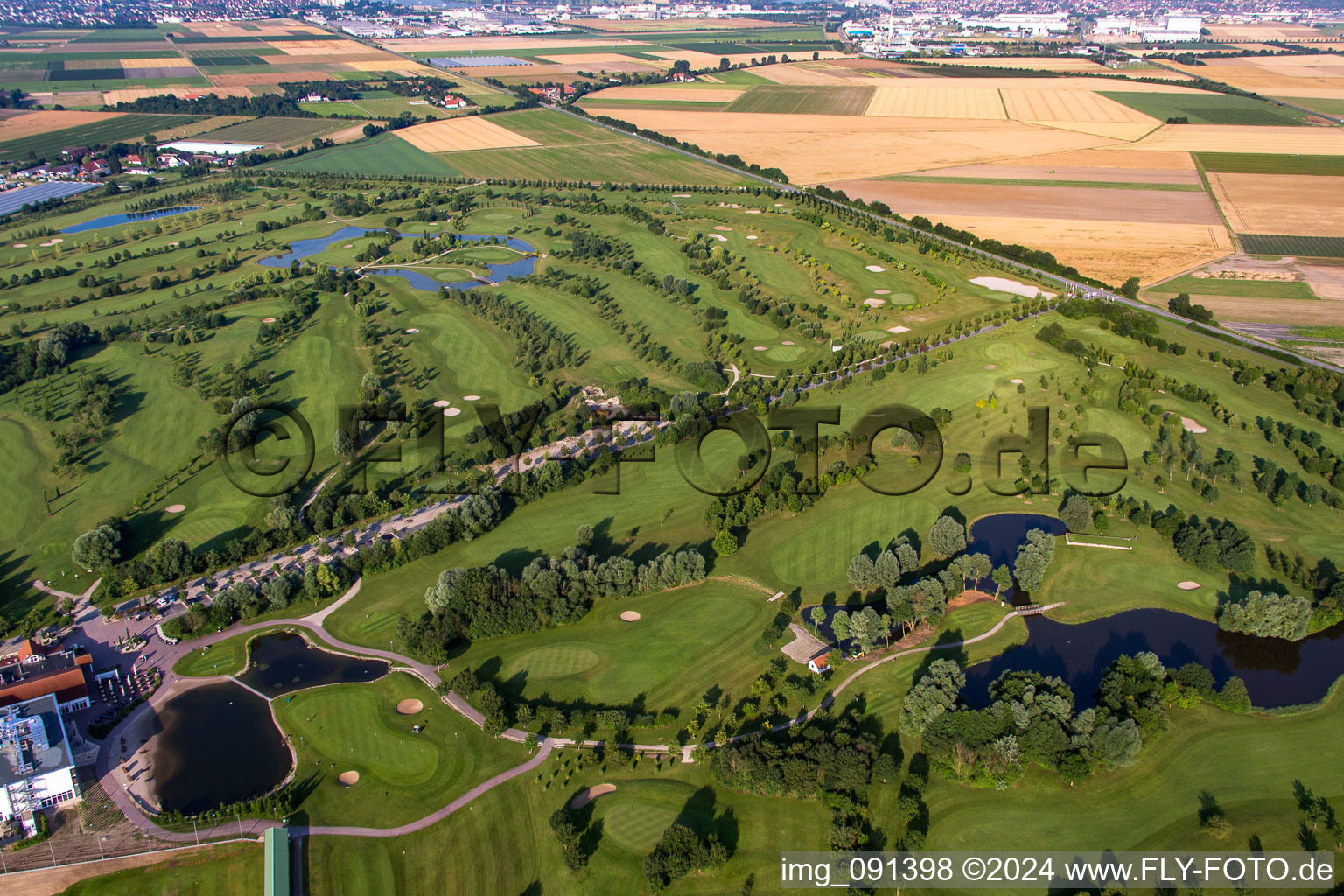 Vue oblique de Allmendfeld, Gernsheim Golf Resort - Hof Gräbenbruch à le quartier Crumstadt in Riedstadt dans le département Hesse, Allemagne