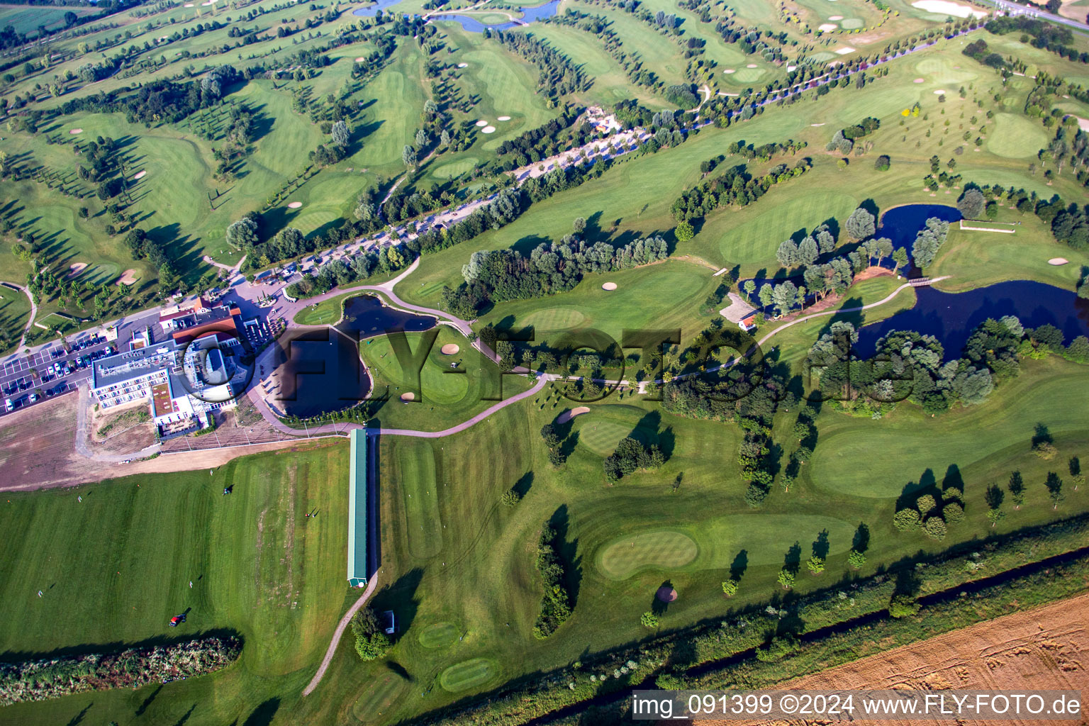 Allmendfeld, Gernsheim Golf Resort - Hof Gräbenbruch à le quartier Crumstadt in Riedstadt dans le département Hesse, Allemagne d'en haut