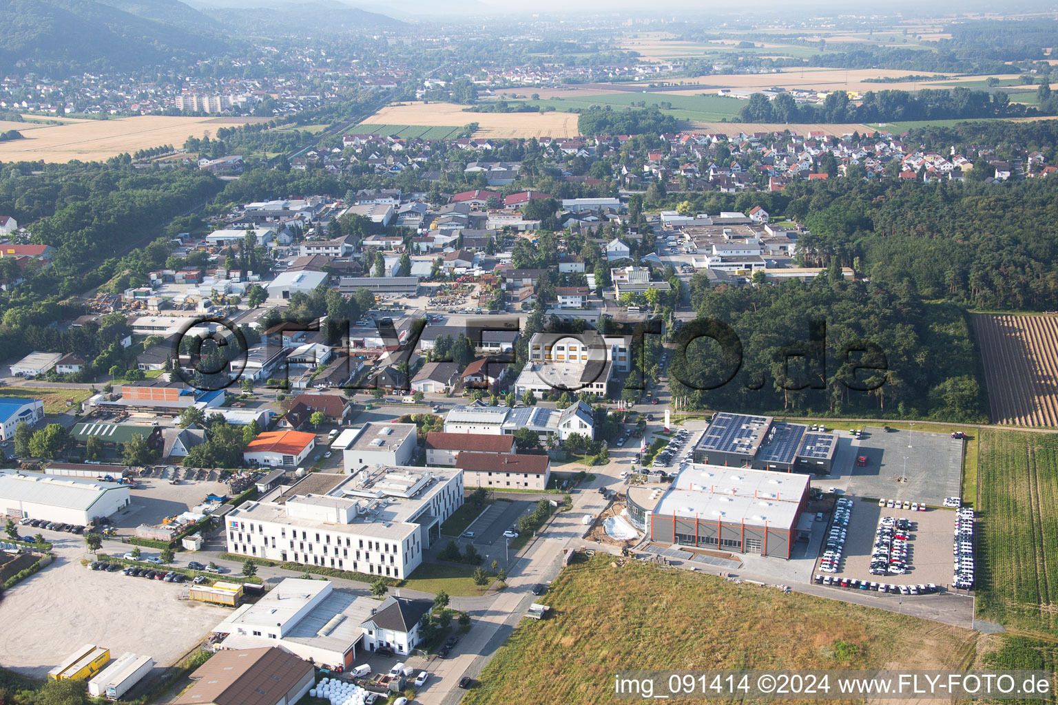 Vue oblique de Zone industrielle de prairie de sable à Alsbach-Hähnlein dans le département Hesse, Allemagne