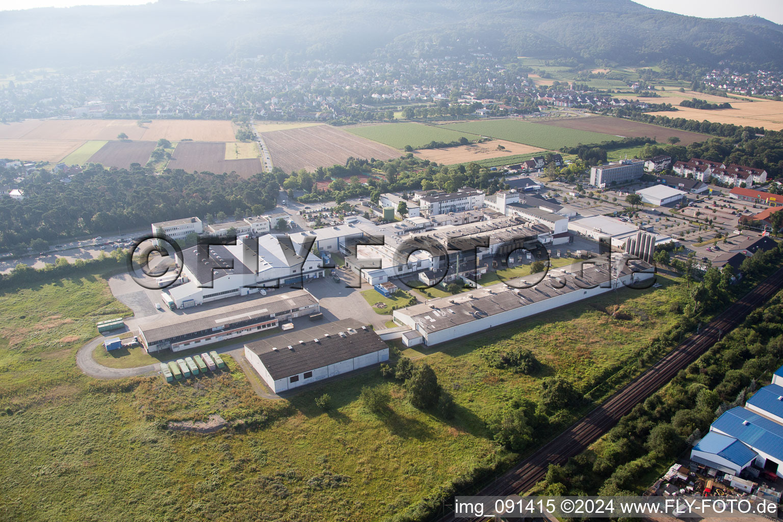 Zone industrielle de prairie de sable à Alsbach-Hähnlein dans le département Hesse, Allemagne d'en haut