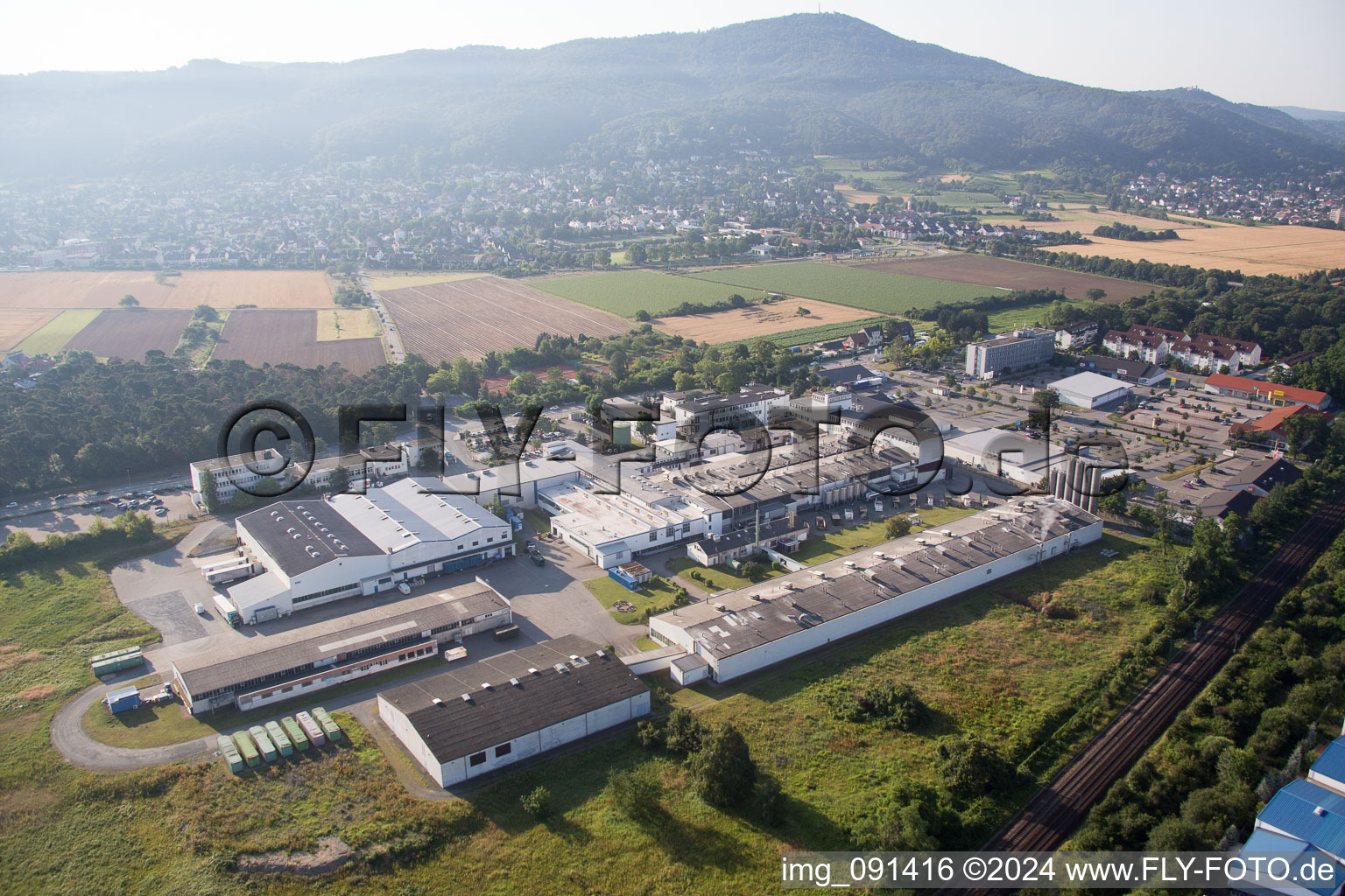 Zone industrielle de prairie de sable à Alsbach-Hähnlein dans le département Hesse, Allemagne hors des airs