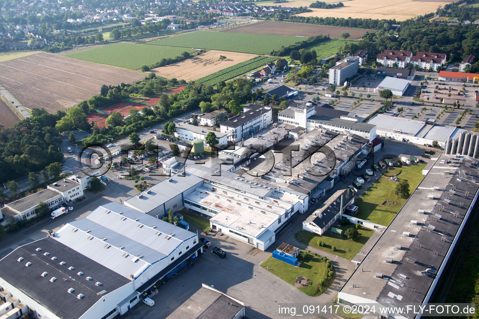 Zone industrielle de prairie de sable à Alsbach-Hähnlein dans le département Hesse, Allemagne vue d'en haut