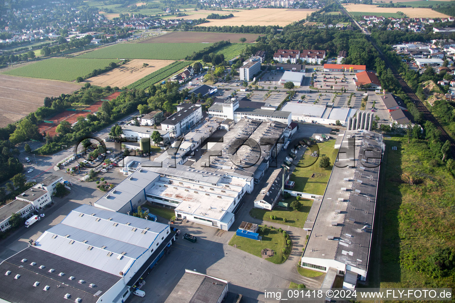 Zone industrielle de prairie de sable à Alsbach-Hähnlein dans le département Hesse, Allemagne depuis l'avion