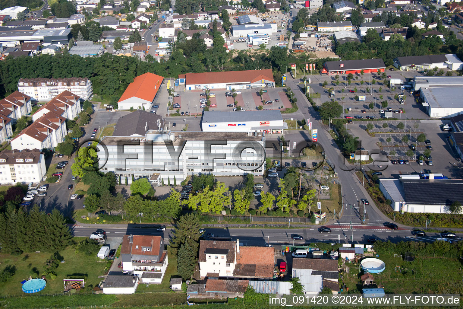 Vue d'oiseau de Zone industrielle de prairie de sable à Alsbach-Hähnlein dans le département Hesse, Allemagne