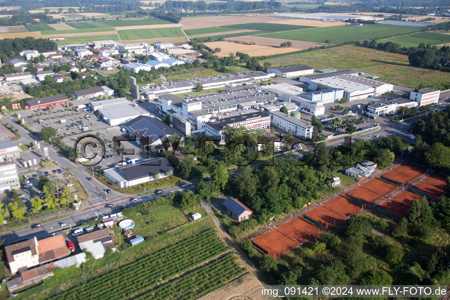 Zone industrielle de prairie de sable à Alsbach-Hähnlein dans le département Hesse, Allemagne vue du ciel