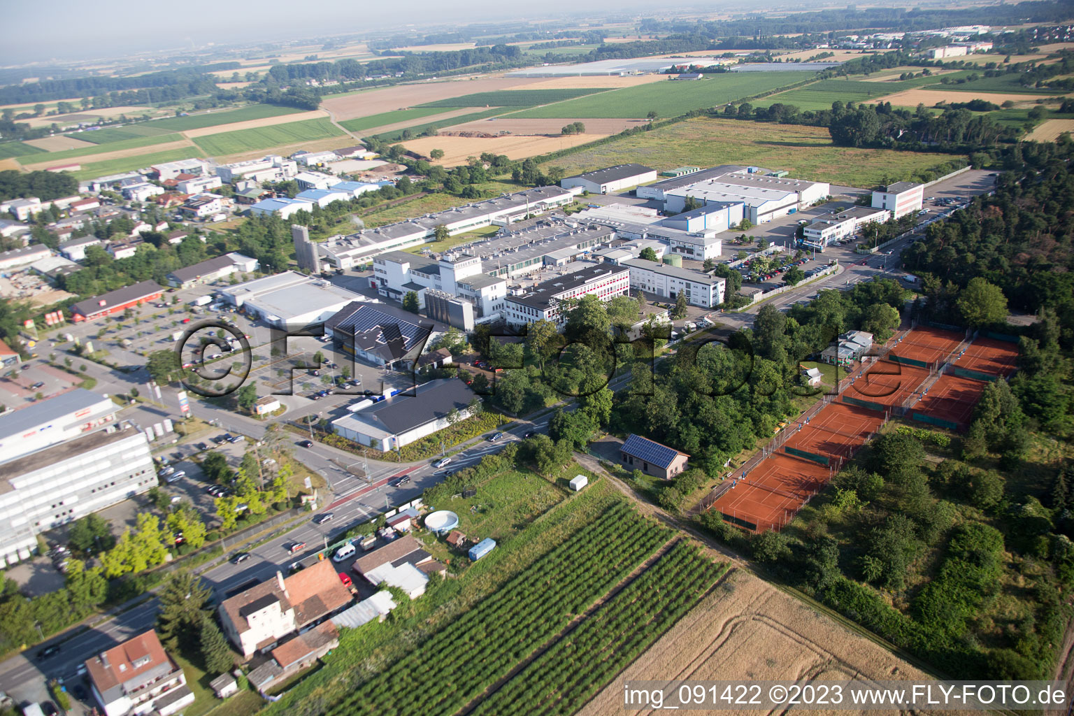 Enregistrement par drone de Zone industrielle de prairie de sable à Alsbach-Hähnlein dans le département Hesse, Allemagne
