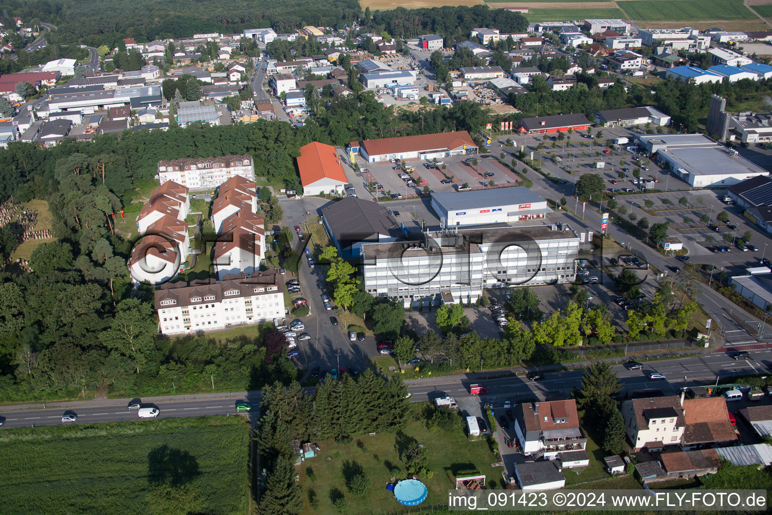 Image drone de Zone industrielle de prairie de sable à Alsbach-Hähnlein dans le département Hesse, Allemagne